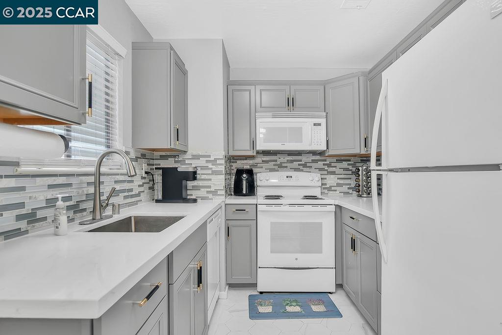 Detail Gallery Image 7 of 24 For 1072 Maywood Lane #36,  Martinez,  CA 94553 - 2 Beds | 1 Baths