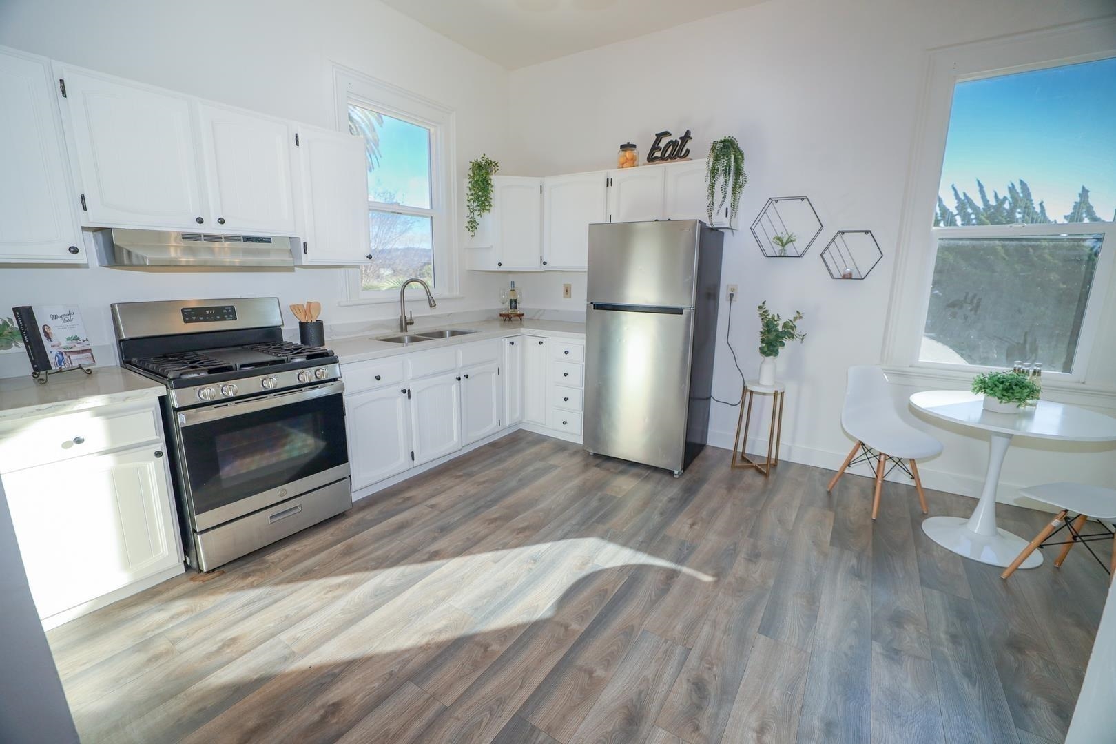 Detail Gallery Image 6 of 45 For 1432 Union St, Oakland,  CA 94607 - – Beds | – Baths