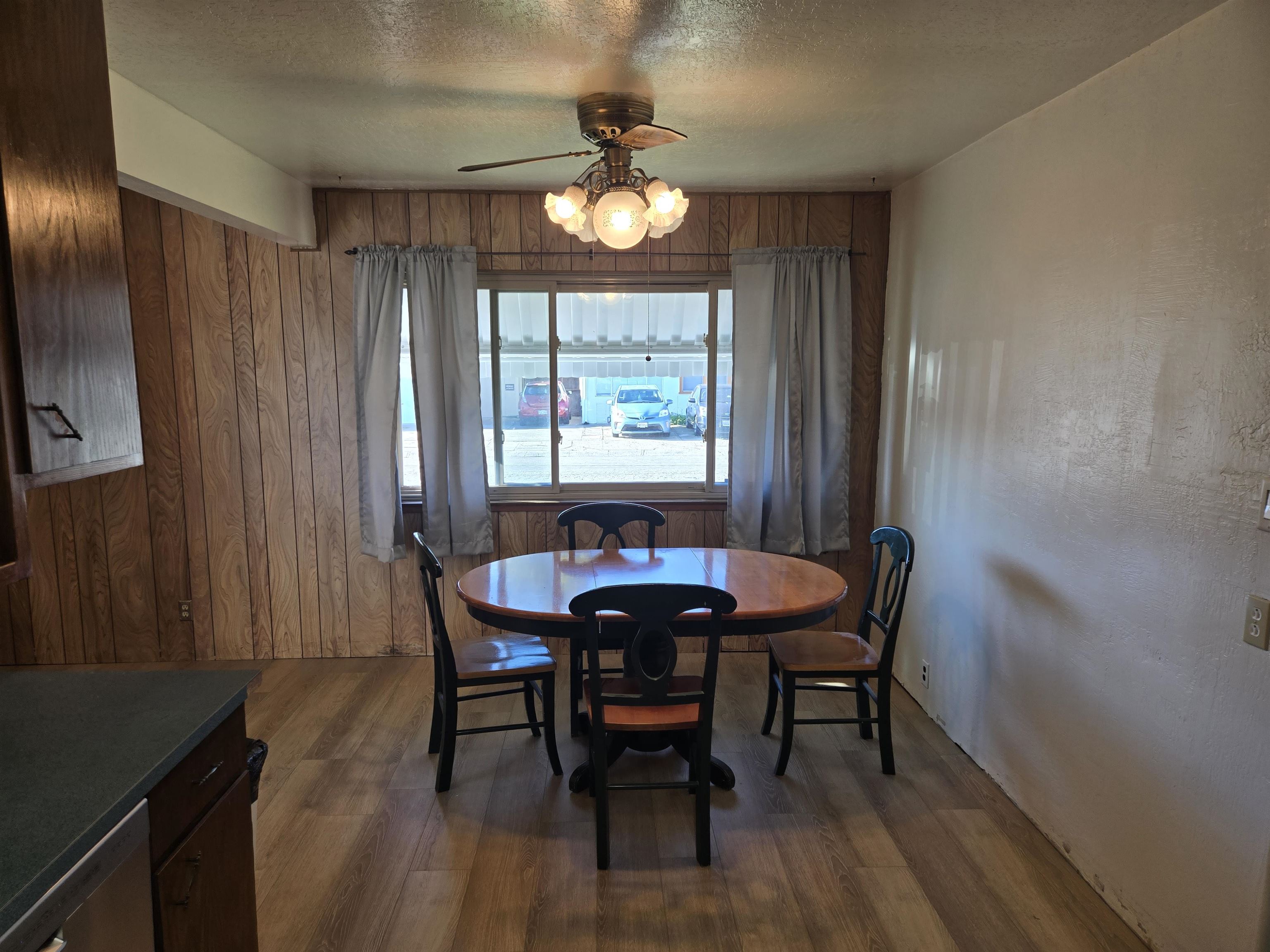 Detail Gallery Image 2 of 18 For 950 Donovan Dr, San Leandro,  CA 94577 - 2 Beds | 2/1 Baths