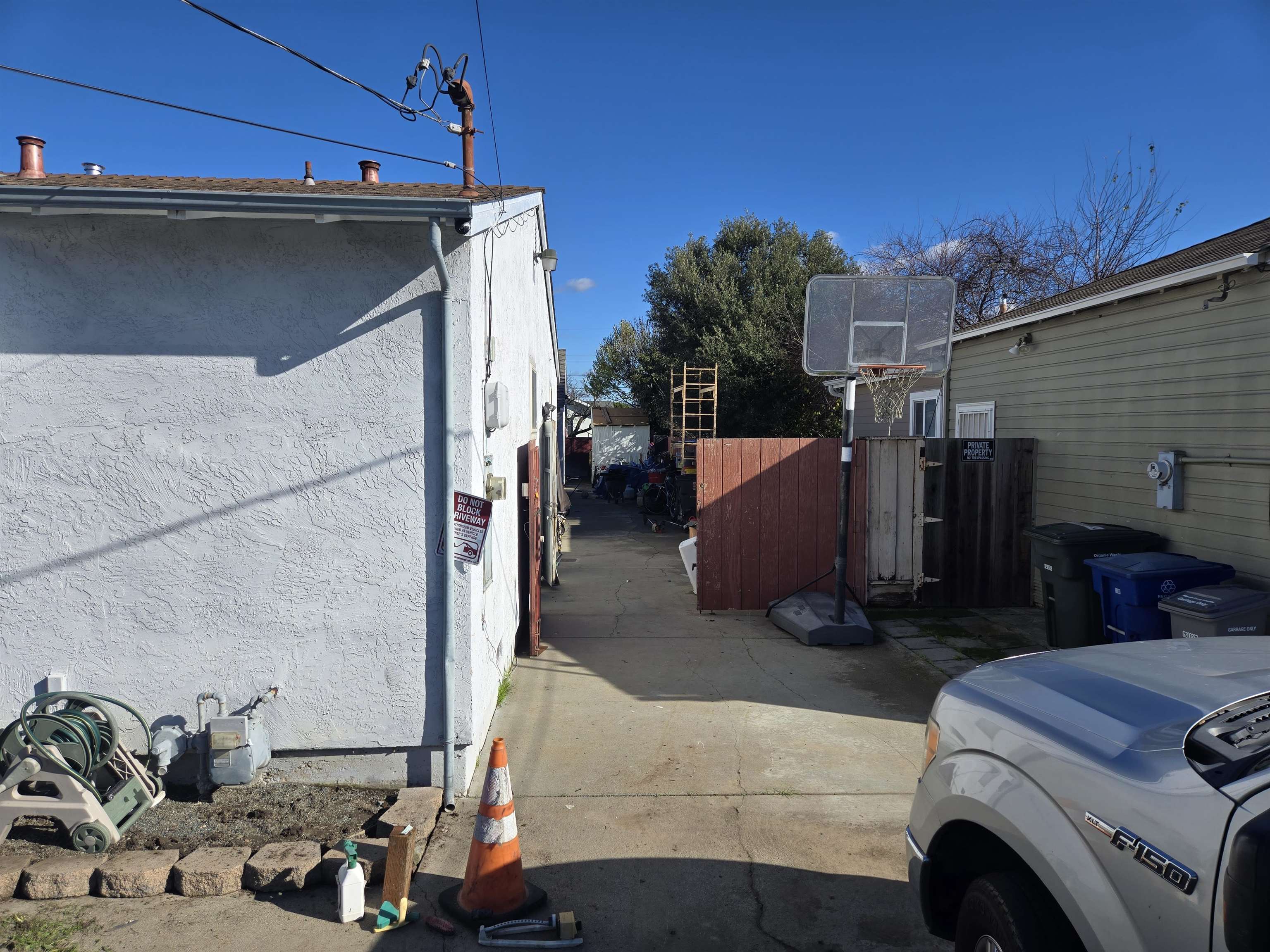 Detail Gallery Image 5 of 18 For 950 Donovan Dr, San Leandro,  CA 94577 - 2 Beds | 2/1 Baths