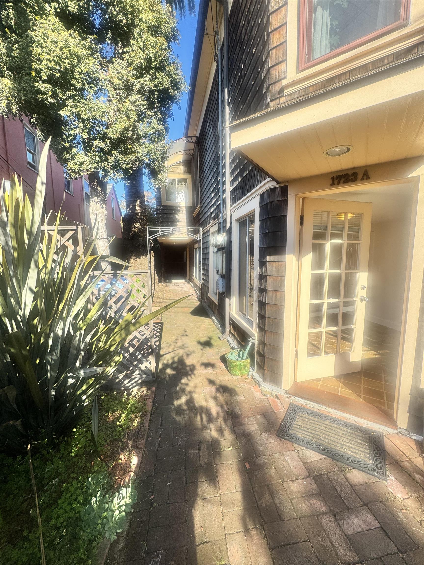 Detail Gallery Image 2 of 32 For 1723 Carleton Street a,  Berkeley,  CA 94703 - 3 Beds | 1 Baths