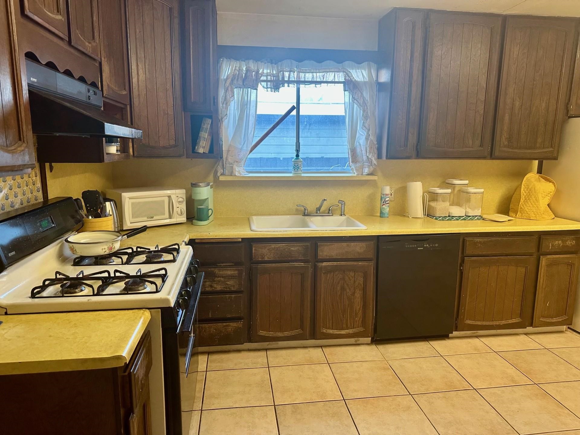 Detail Gallery Image 2 of 11 For 224 Ivy Dr, Menlo Park,  CA 94025 - 3 Beds | 2 Baths