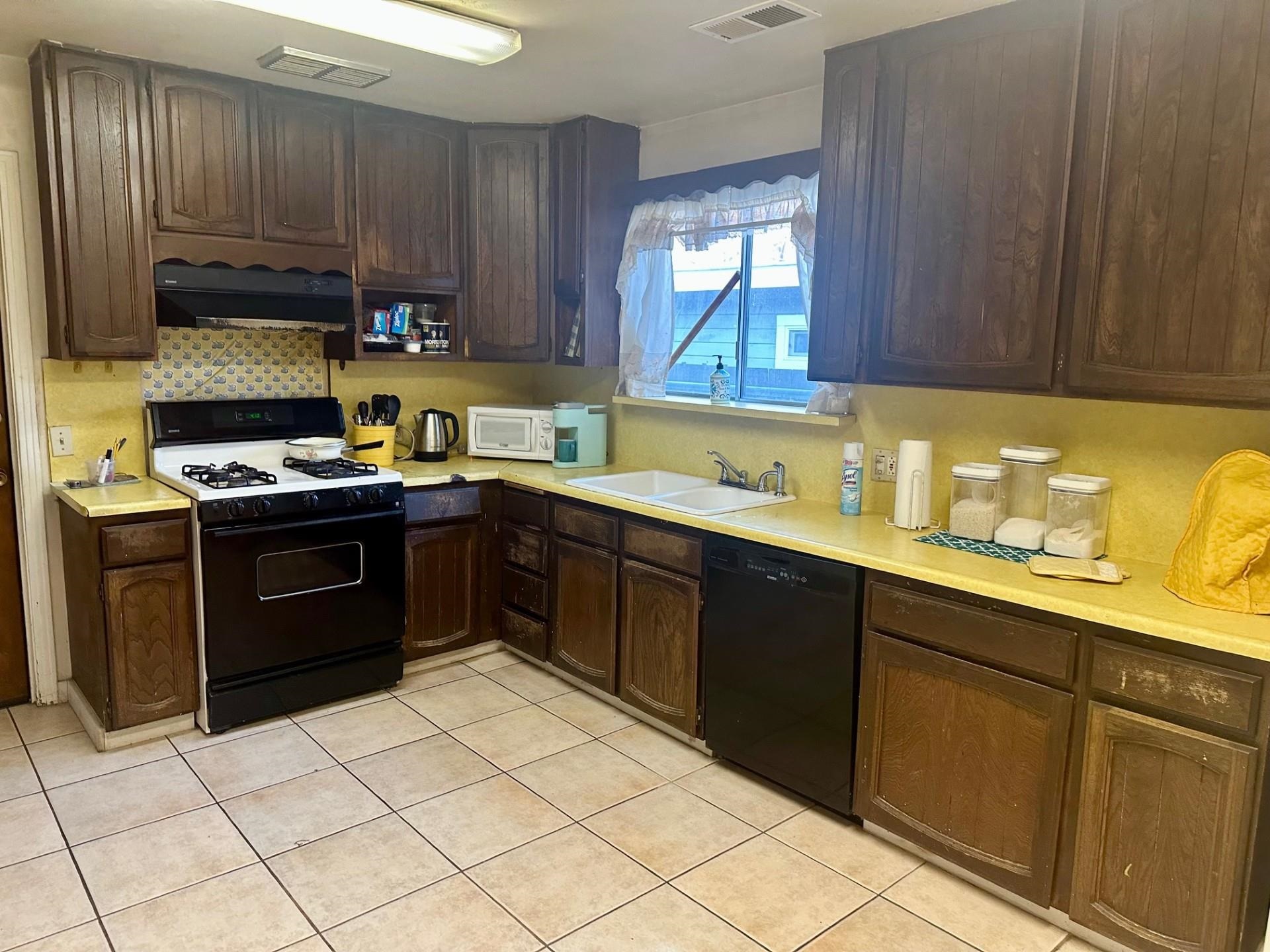 Detail Gallery Image 3 of 11 For 224 Ivy Dr, Menlo Park,  CA 94025 - 3 Beds | 2 Baths