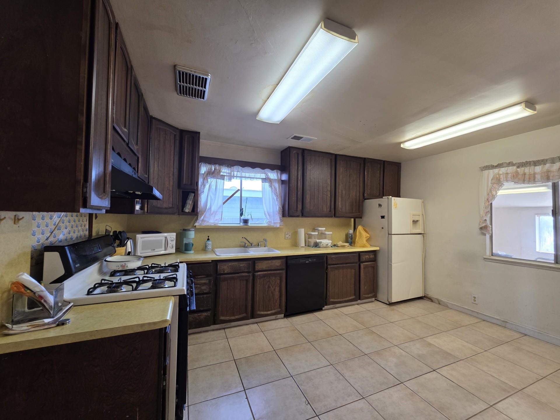 Detail Gallery Image 6 of 25 For 224 Ivy Dr, Menlo Park,  CA 94025 - 3 Beds | 2 Baths