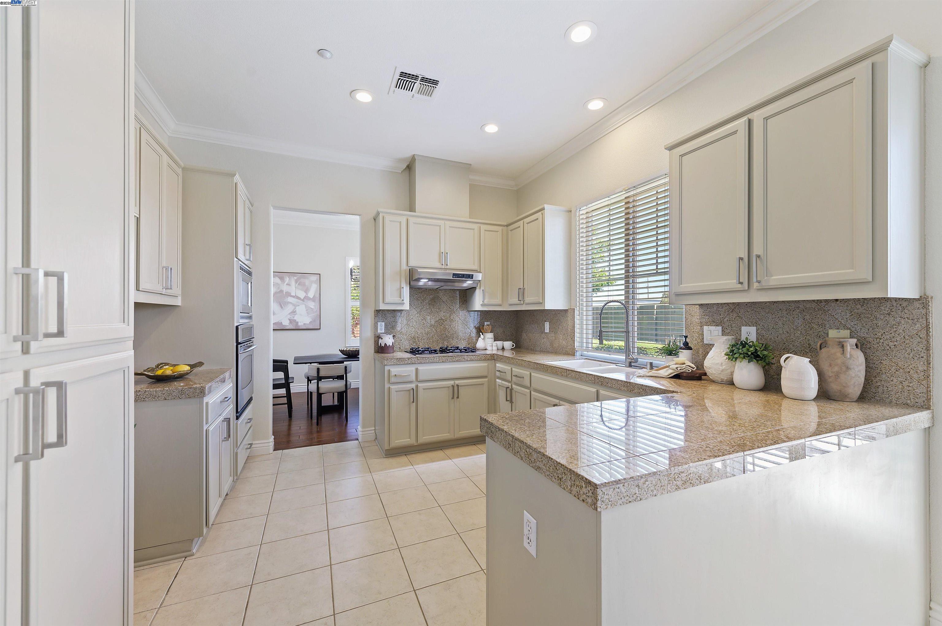 Detail Gallery Image 5 of 32 For 725 Central Ave, Livermore,  CA 94551 - 4 Beds | 2/1 Baths