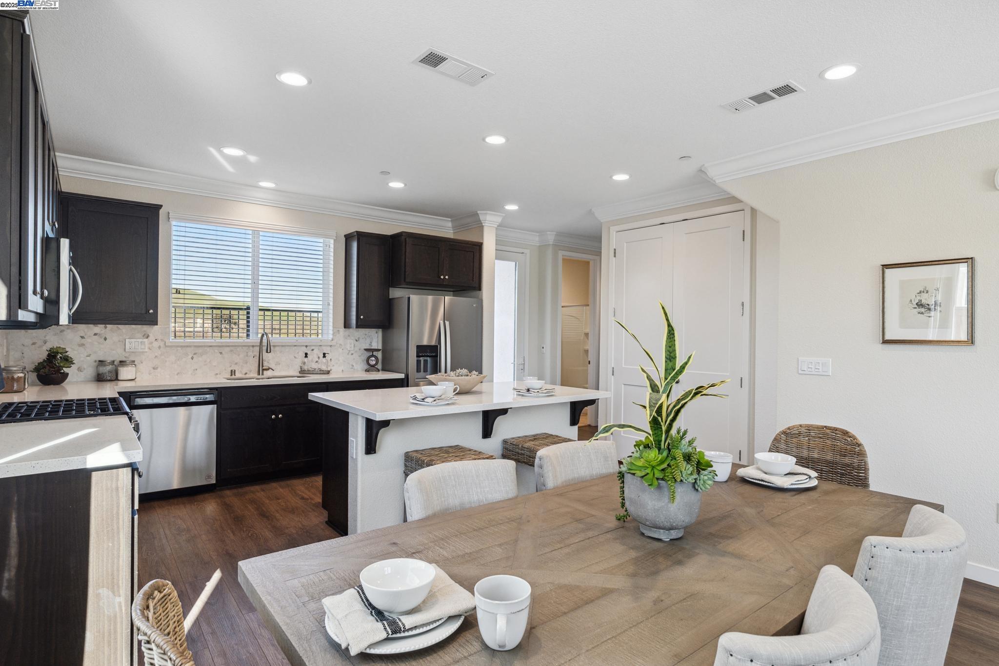 Detail Gallery Image 7 of 22 For 1488 Monument Ln, Fairfield,  CA 94533 - 4 Beds | 3 Baths