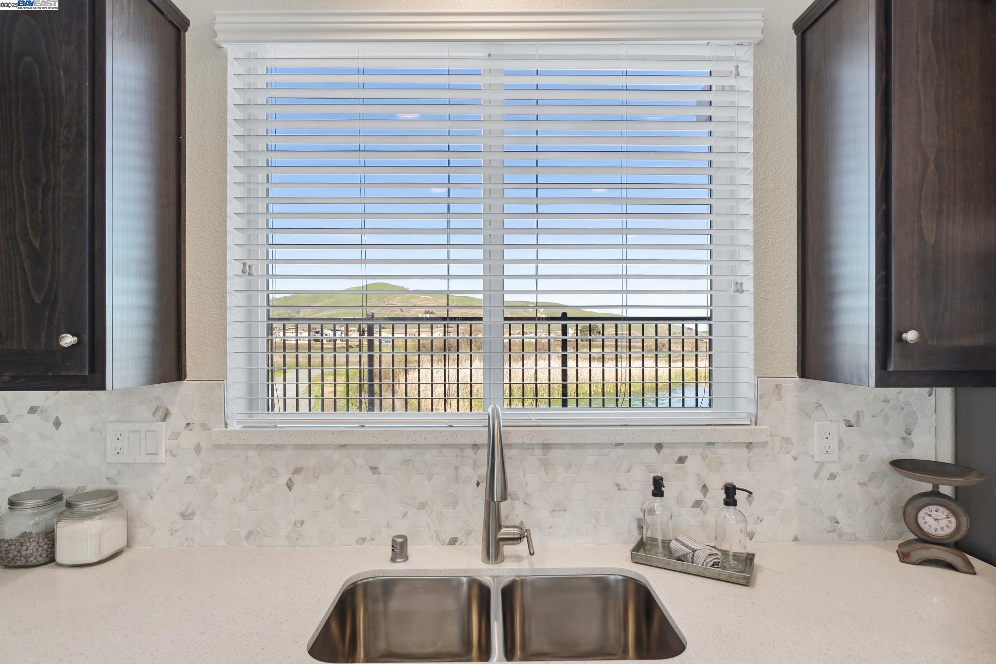 Detail Gallery Image 9 of 22 For 1488 Monument Ln, Fairfield,  CA 94533 - 4 Beds | 3 Baths