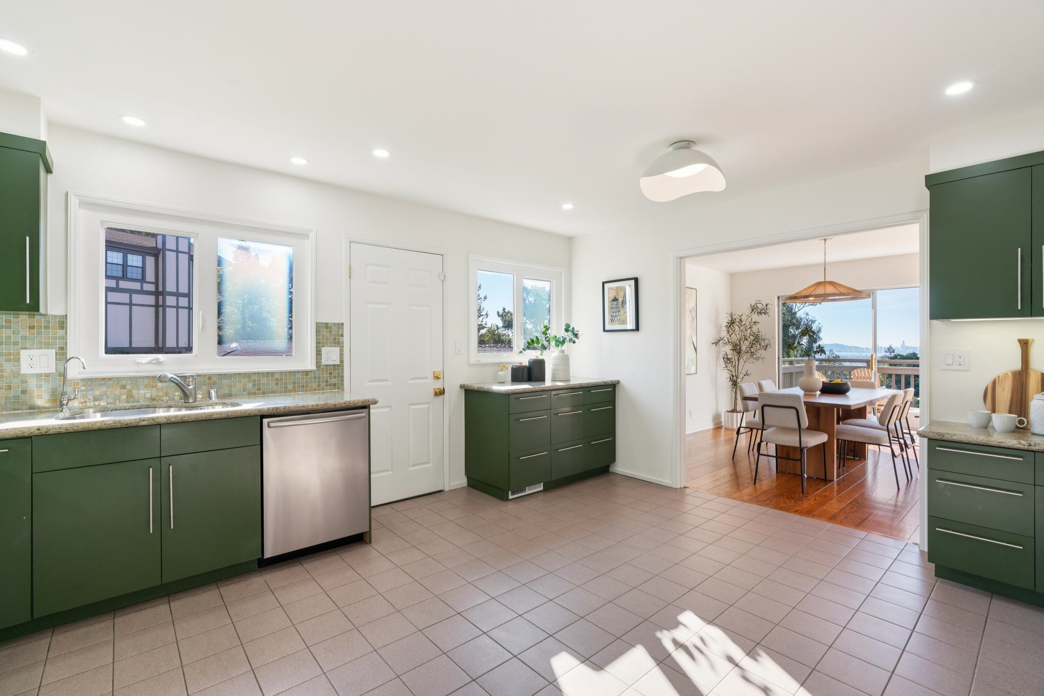 Detail Gallery Image 11 of 41 For 6227 Wood Dr, Oakland,  CA 94611 - 5 Beds | 3 Baths