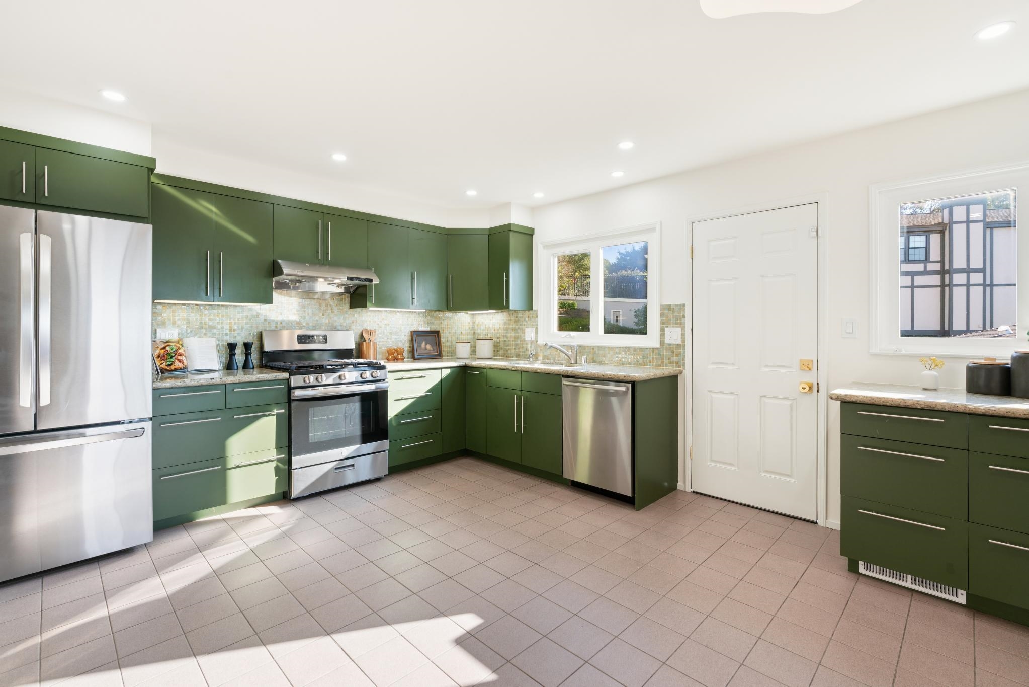 Detail Gallery Image 10 of 41 For 6227 Wood Dr, Oakland,  CA 94611 - 5 Beds | 3 Baths