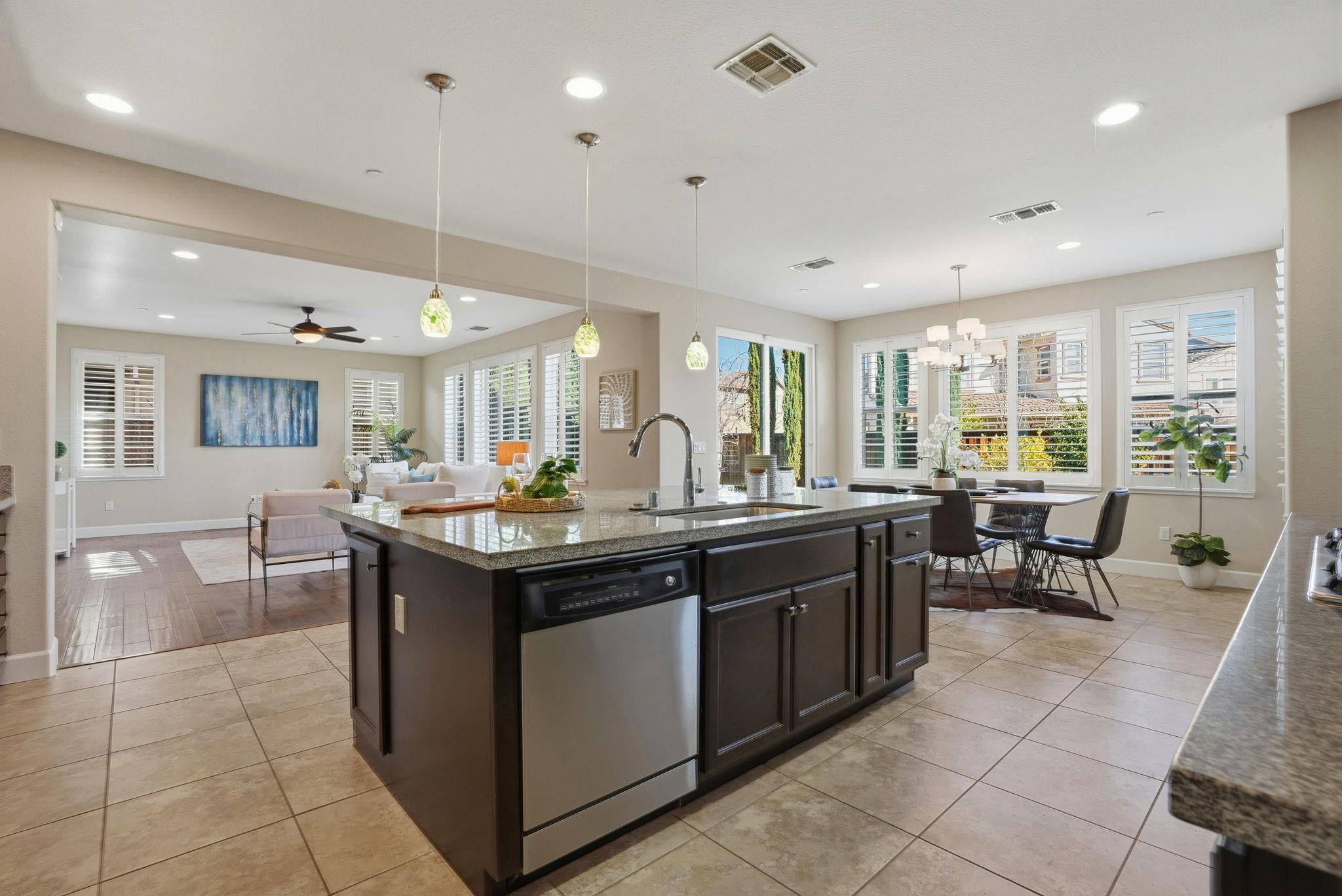 Detail Gallery Image 13 of 55 For 1110 S Vecindad St, Mountain House,  CA 95391 - 4 Beds | 3/1 Baths