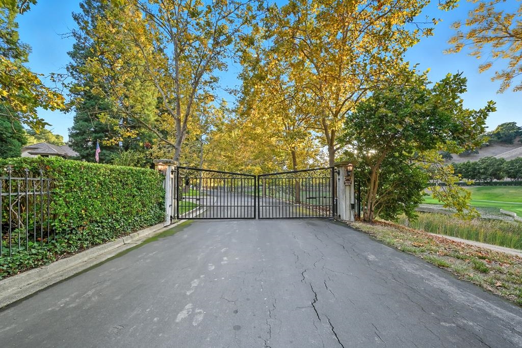 Detail Gallery Image 2 of 60 For 41&81 Willow Creek Ln, Danville,  CA 94506 - 6 Beds | 6/2 Baths