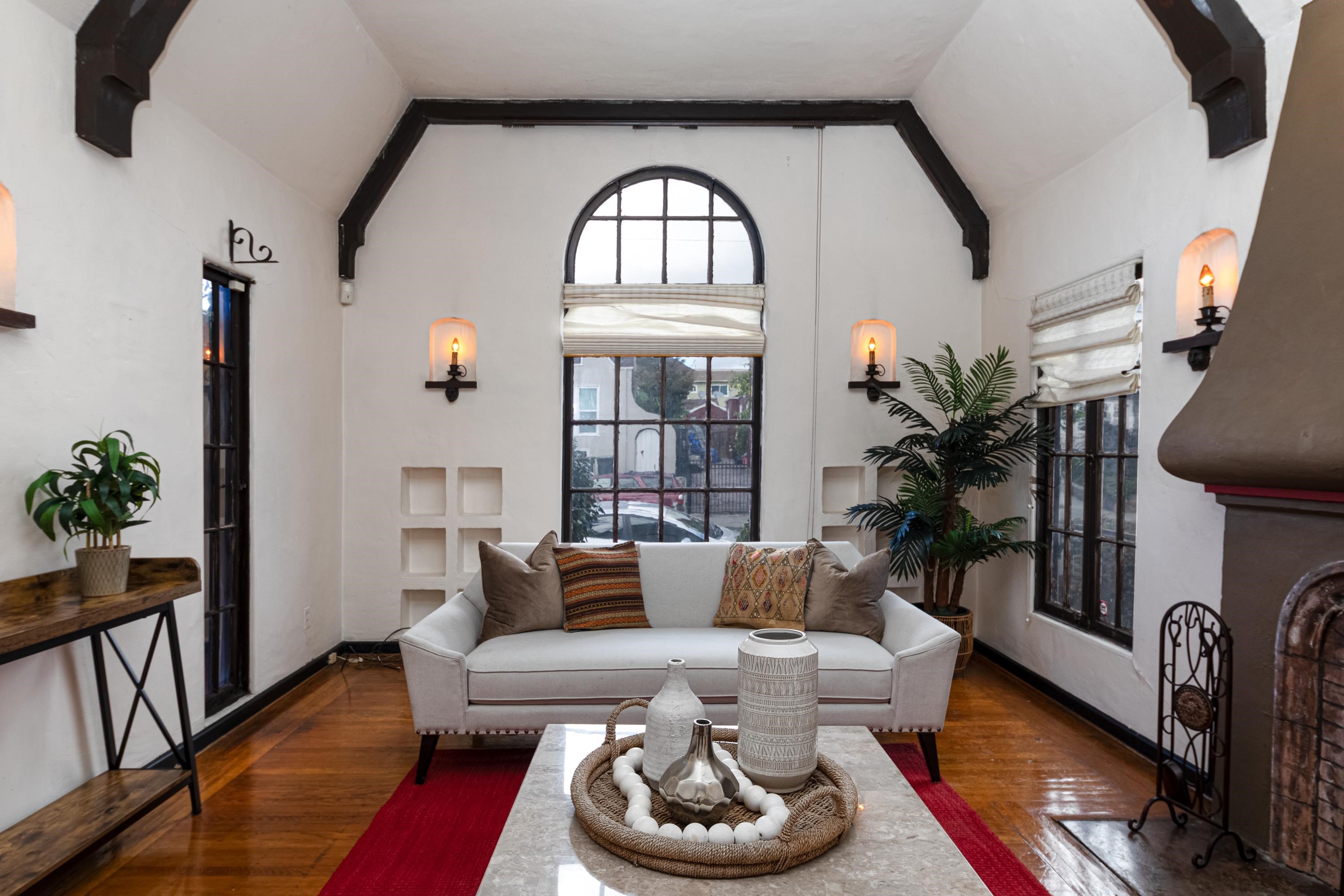 Detail Gallery Image 8 of 19 For 2600 55th Ave, Oakland,  CA 94605 - 3 Beds | 1 Baths