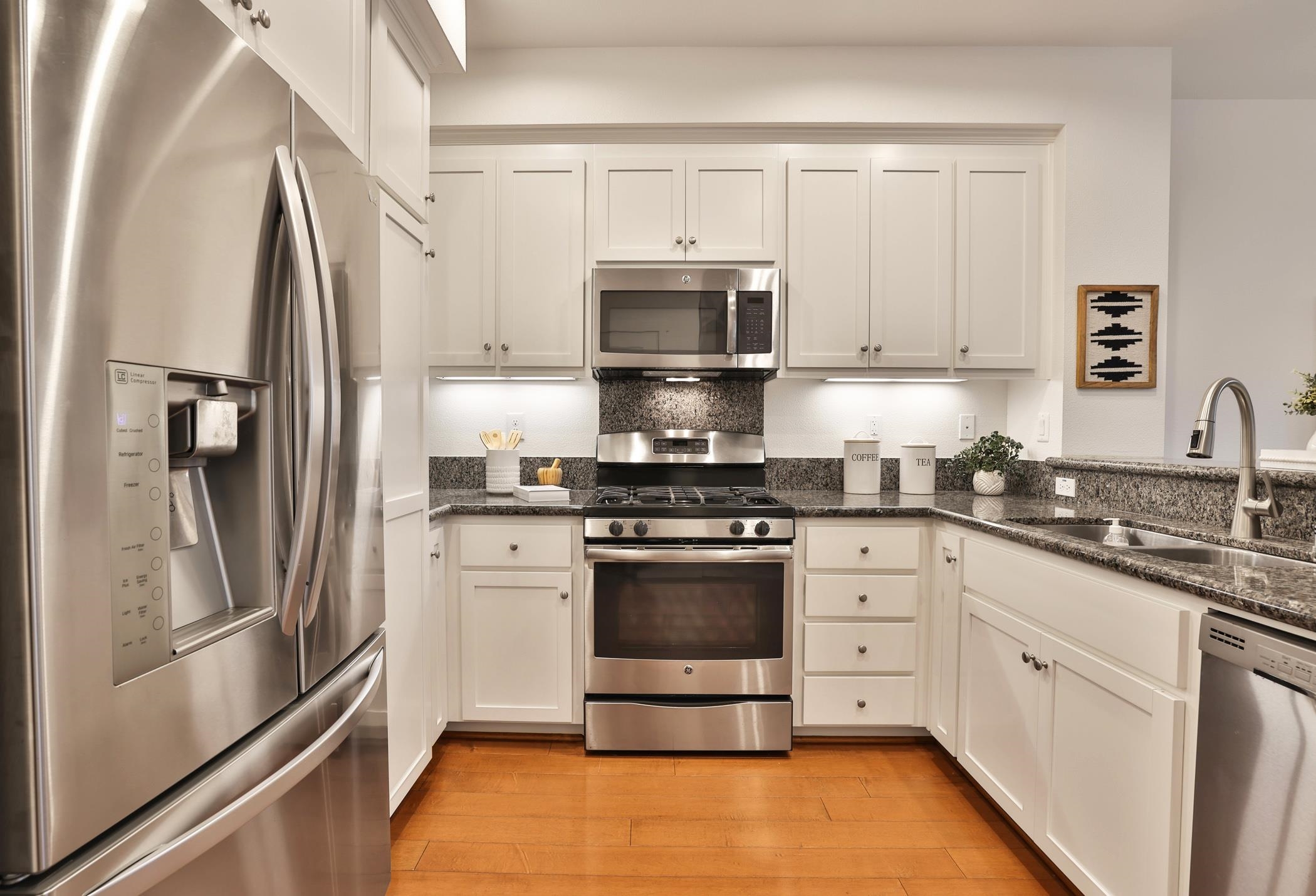 Detail Gallery Image 11 of 30 For 2574 Alvin St, Mountain View,  CA 94043 - 3 Beds | 2/1 Baths