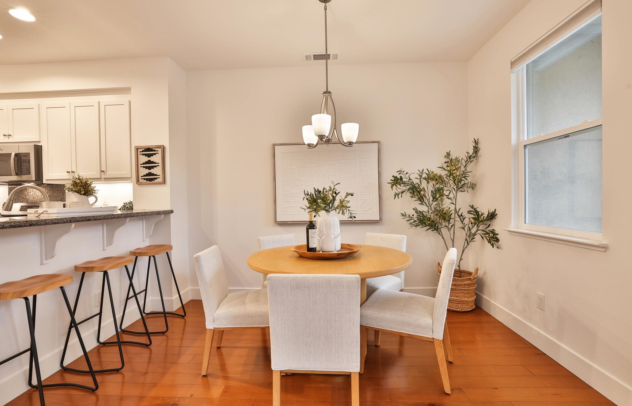 Detail Gallery Image 5 of 30 For 2574 Alvin St, Mountain View,  CA 94043 - 3 Beds | 2/1 Baths