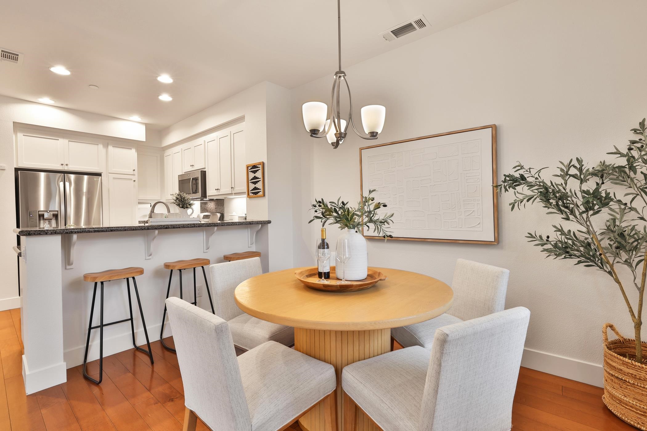 Detail Gallery Image 6 of 30 For 2574 Alvin St, Mountain View,  CA 94043 - 3 Beds | 2/1 Baths