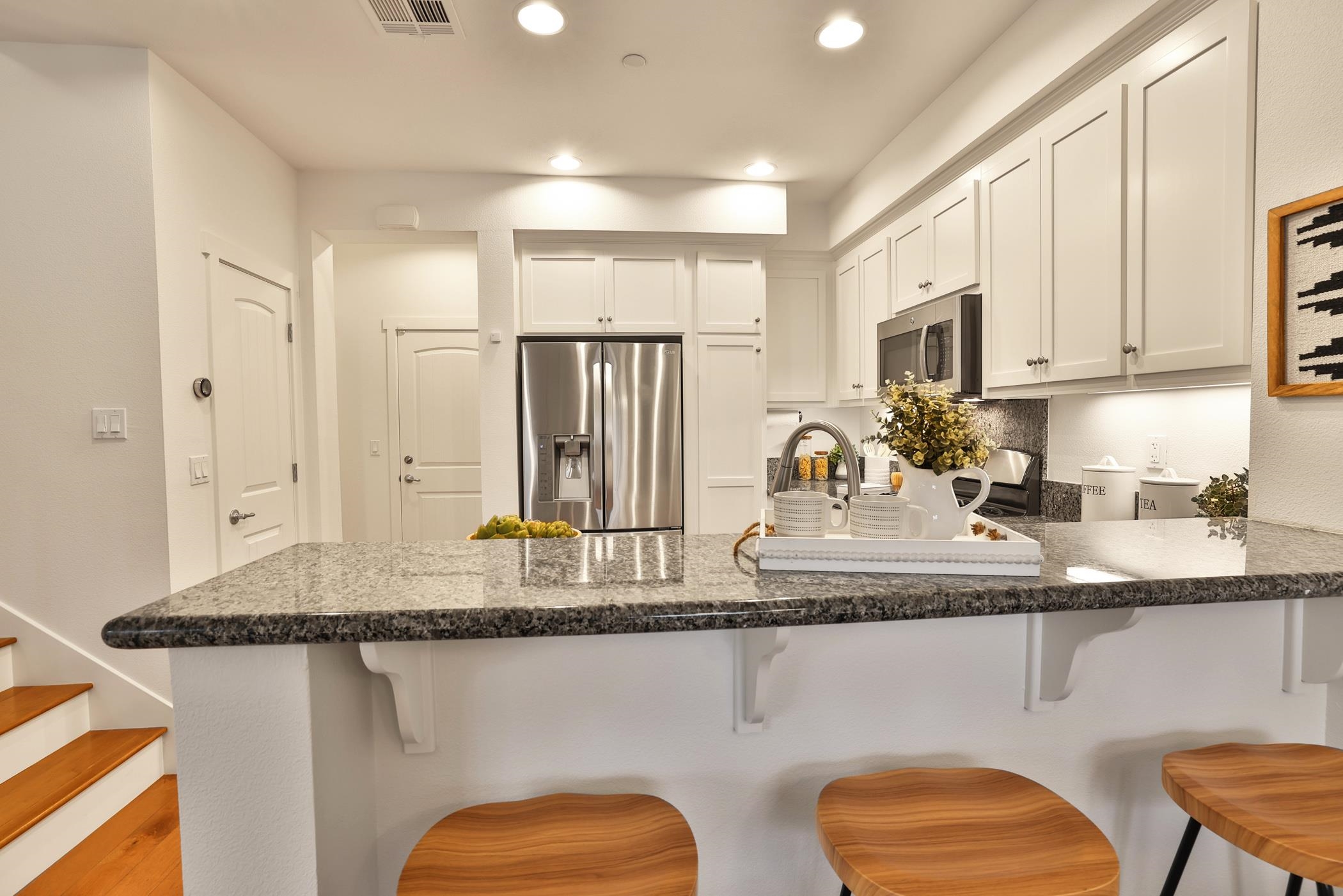 Detail Gallery Image 8 of 30 For 2574 Alvin St, Mountain View,  CA 94043 - 3 Beds | 2/1 Baths