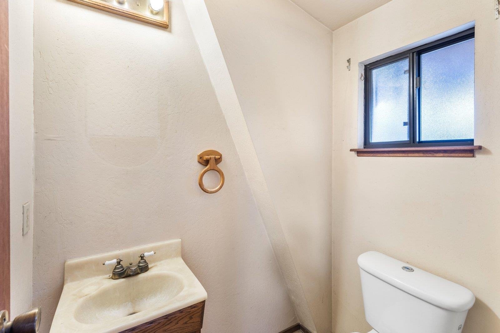 Detail Gallery Image 27 of 53 For 23884 Madeiros Ave, Hayward,  CA 94541 - 3 Beds | 2/1 Baths