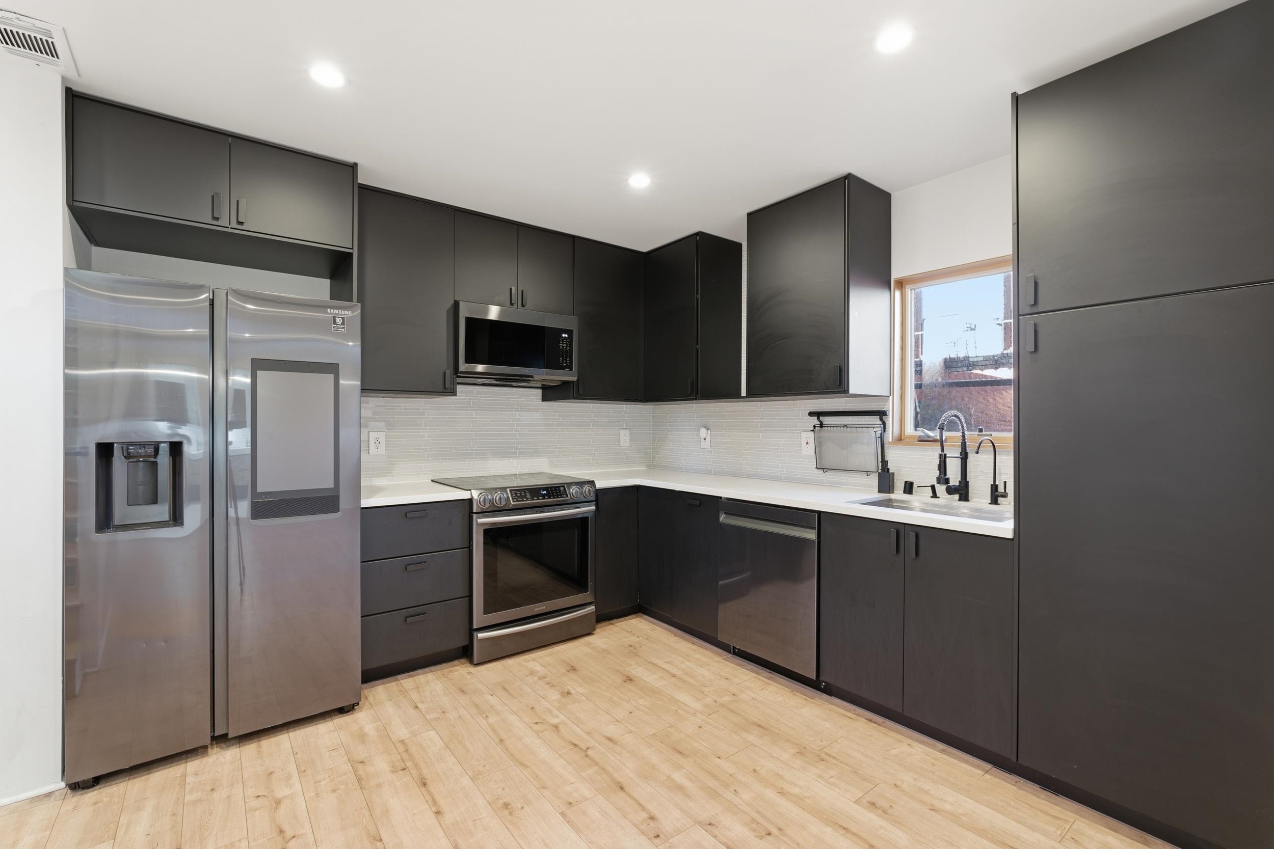 Detail Gallery Image 3 of 34 For 820 46th St., Oakland,  CA 94608 - 1 Beds | 1/1 Baths