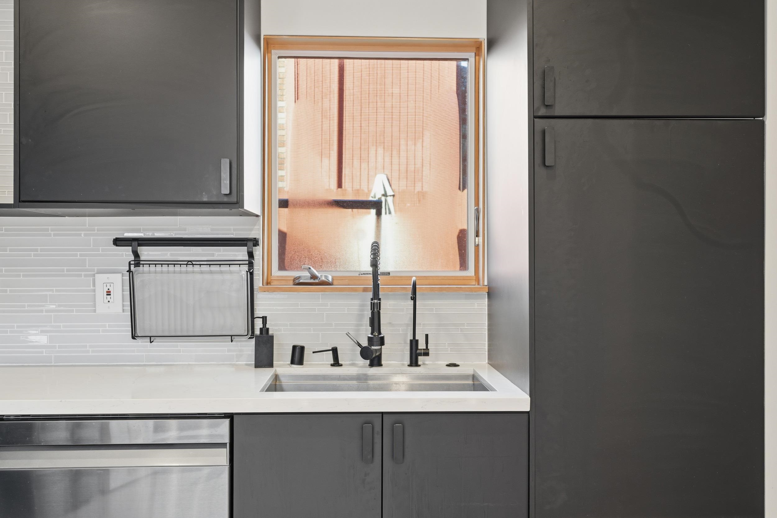 Detail Gallery Image 4 of 34 For 820 46th St., Oakland,  CA 94608 - 1 Beds | 1/1 Baths