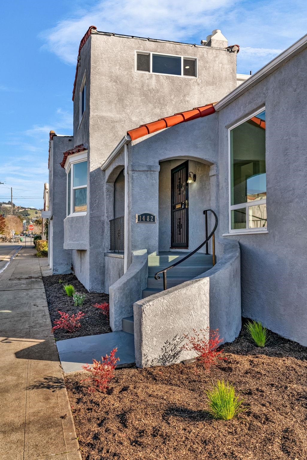 Detail Gallery Image 4 of 49 For 1482 Lincoln, Berkeley,  CA 94702 - 3 Beds | 2 Baths