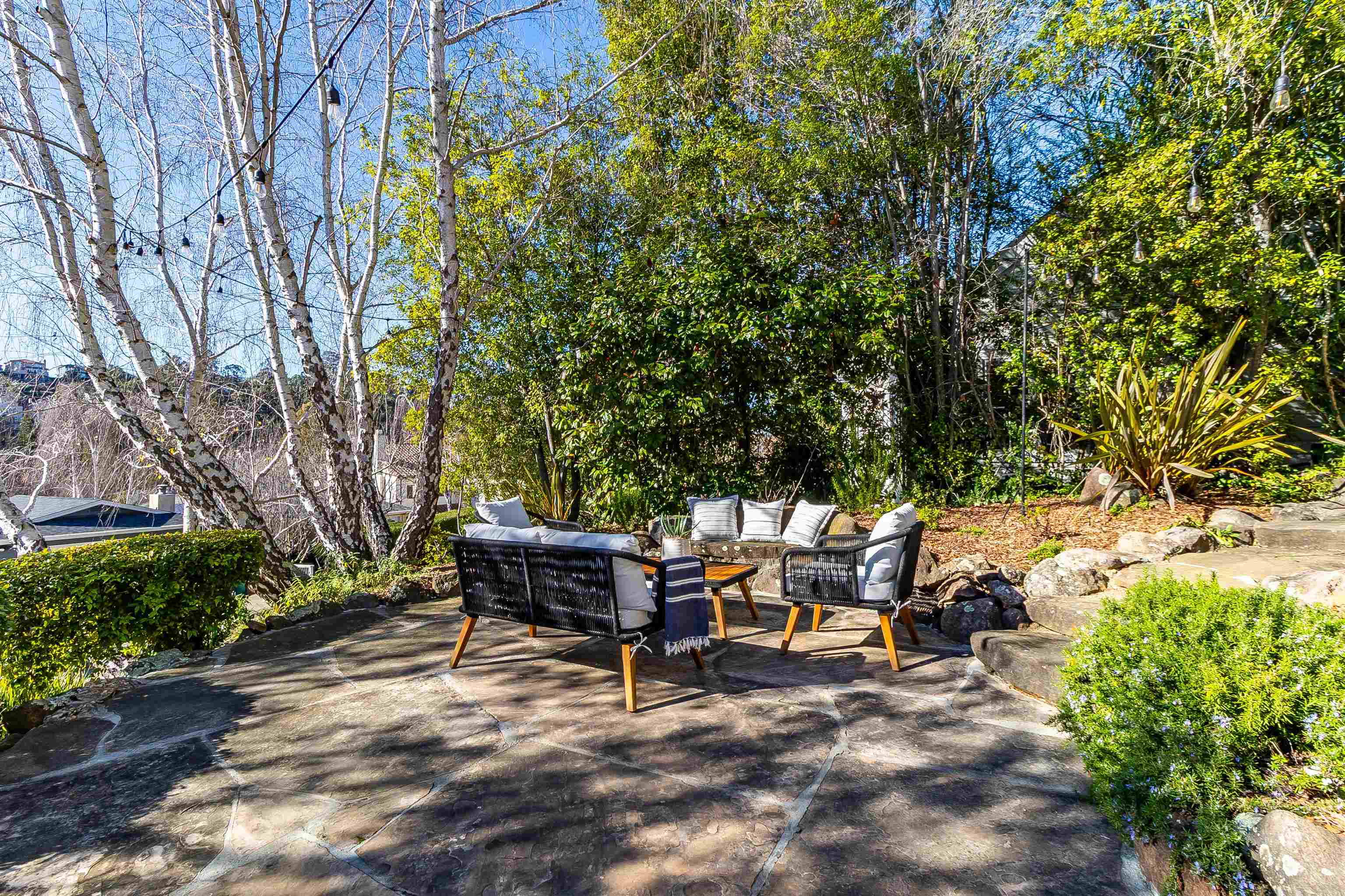 Detail Gallery Image 2 of 31 For 936 Mountain Blvd, Oakland,  CA 94611 - 3 Beds | 2/1 Baths