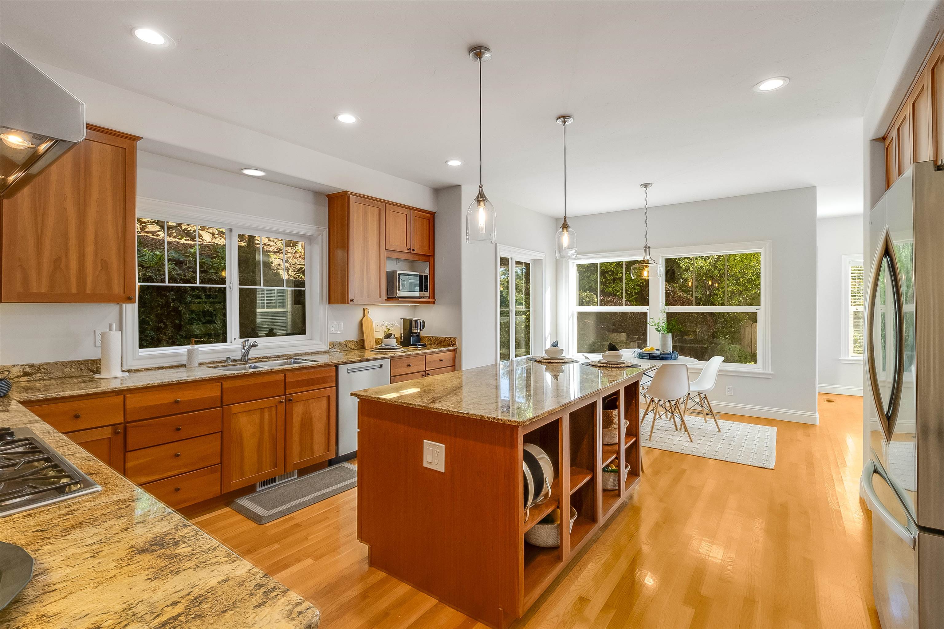 Detail Gallery Image 11 of 31 For 936 Mountain Blvd, Oakland,  CA 94611 - 3 Beds | 2/1 Baths