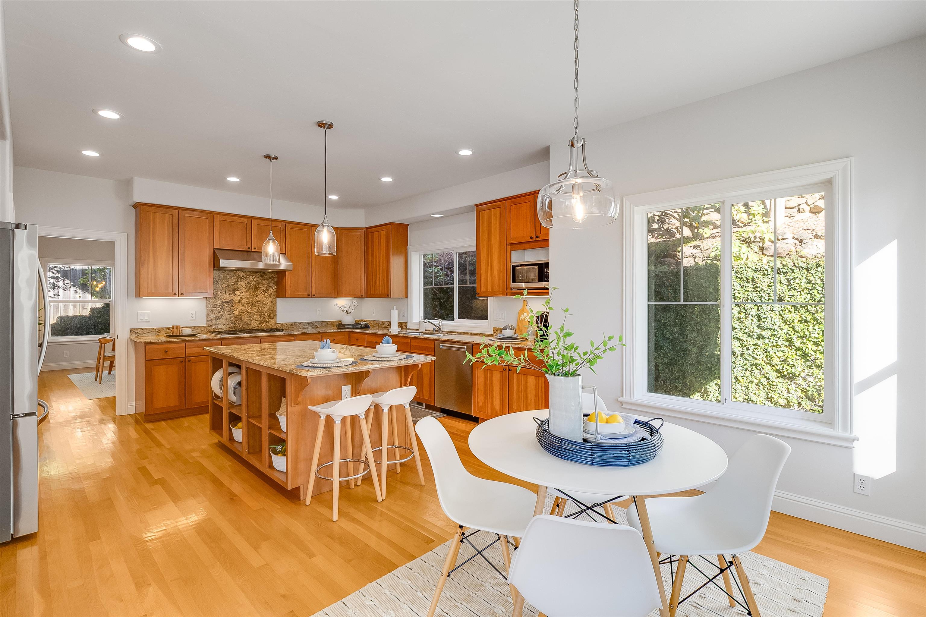 Detail Gallery Image 13 of 31 For 936 Mountain Blvd, Oakland,  CA 94611 - 3 Beds | 2/1 Baths