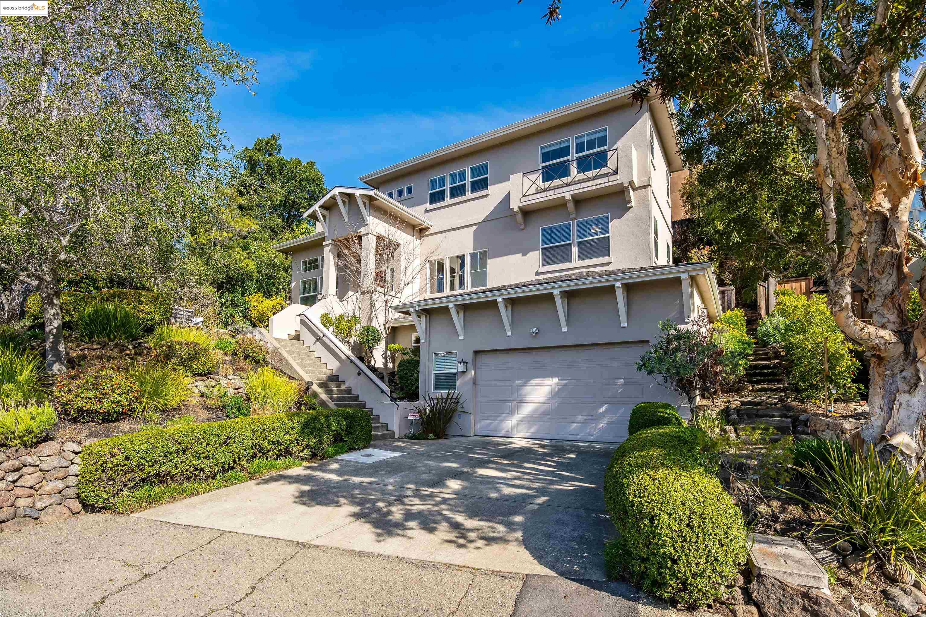 Detail Gallery Image 3 of 31 For 936 Mountain Blvd, Oakland,  CA 94611 - 3 Beds | 2/1 Baths