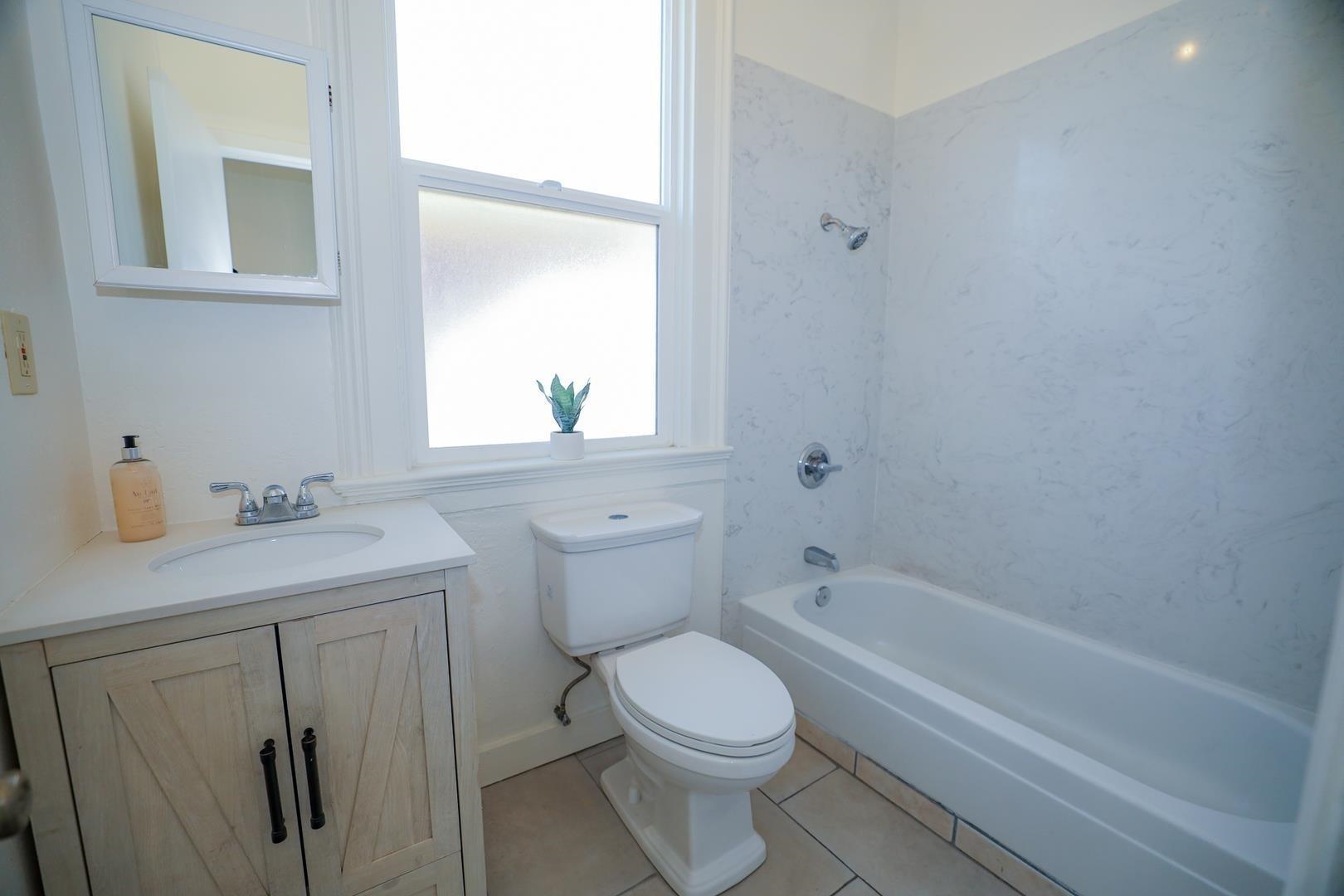Detail Gallery Image 4 of 29 For 1432 Union St #UPPER,  Oakland,  CA 94607 - 3 Beds | 1 Baths