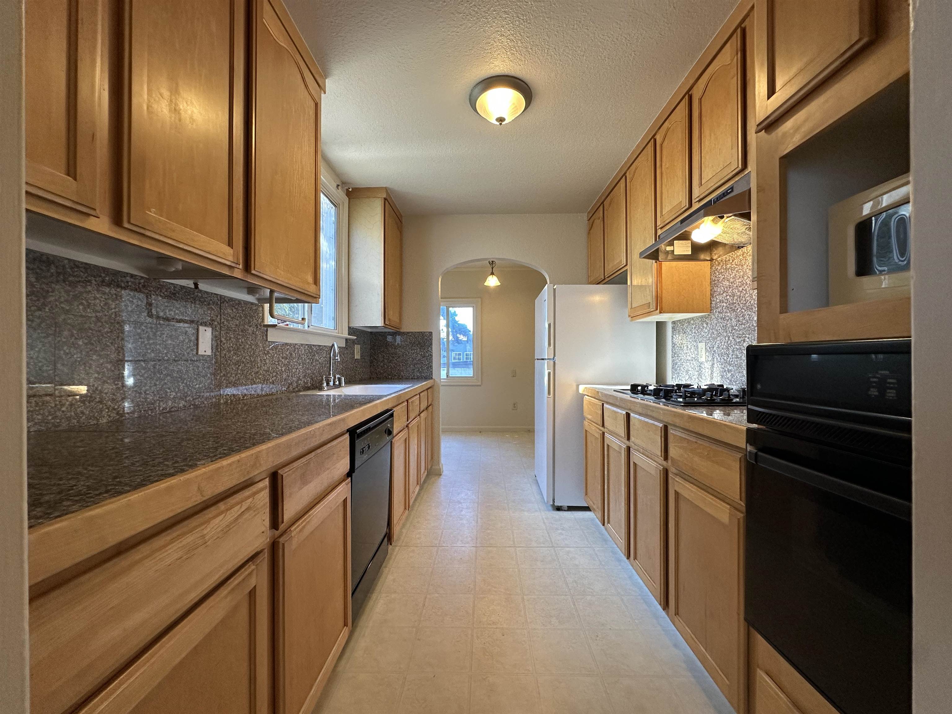 Detail Gallery Image 8 of 25 For 525 28th, Richmond,  CA 94804 - 2 Beds | 1 Baths