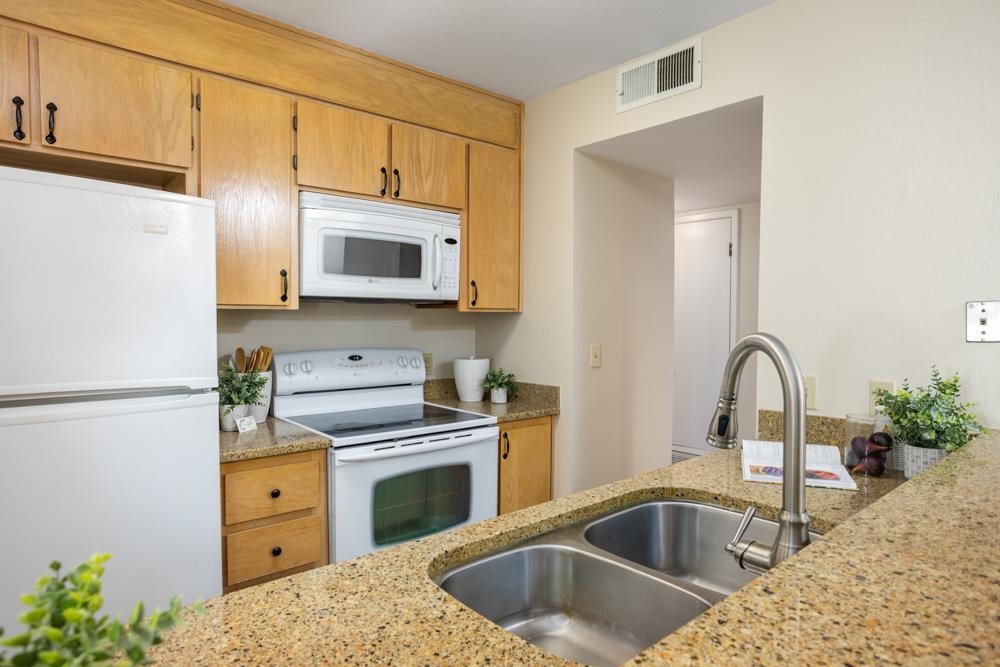 Detail Gallery Image 8 of 17 For 1455 Latour Ln #43,  Concord,  CA 94521 - 2 Beds | 1 Baths