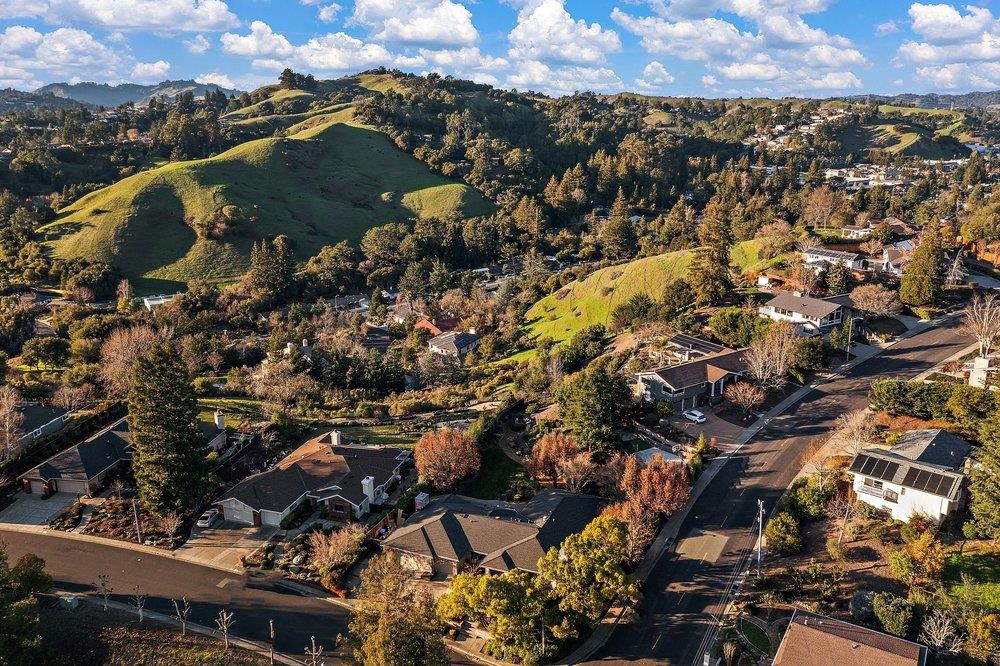 Detail Gallery Image 34 of 51 For 2 Willow Springs Lane, Moraga,  CA 94556-2102 - 4 Beds | 2/1 Baths