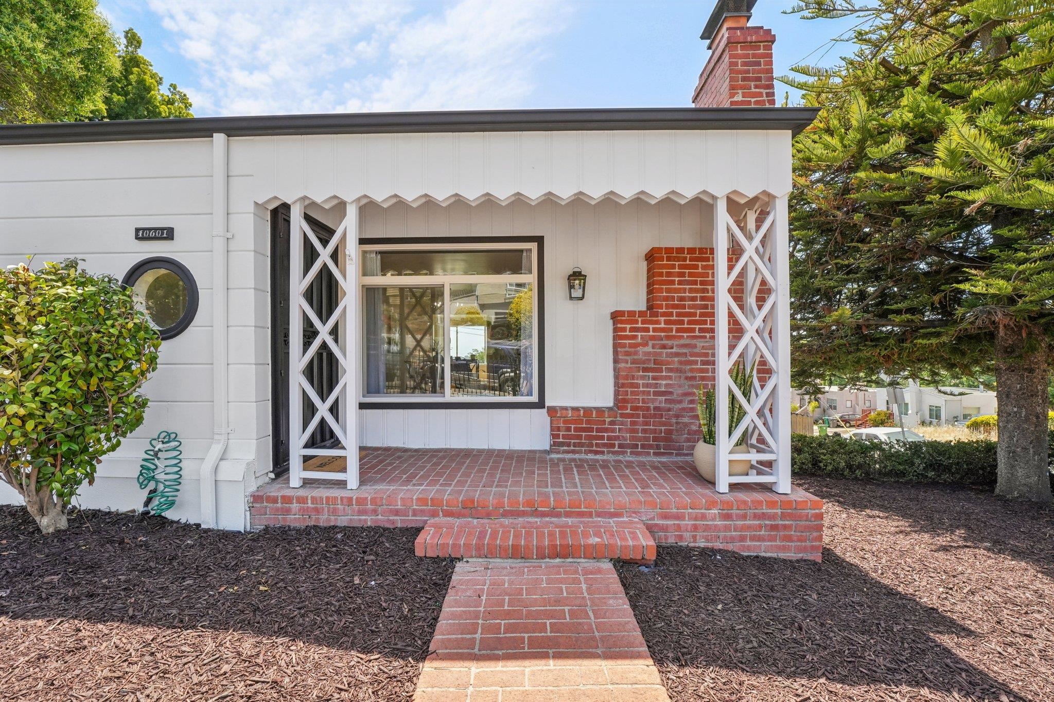 Detail Gallery Image 3 of 44 For 10601 Sheldon St, Oakland,  CA 94605 - 2 Beds | 1/1 Baths