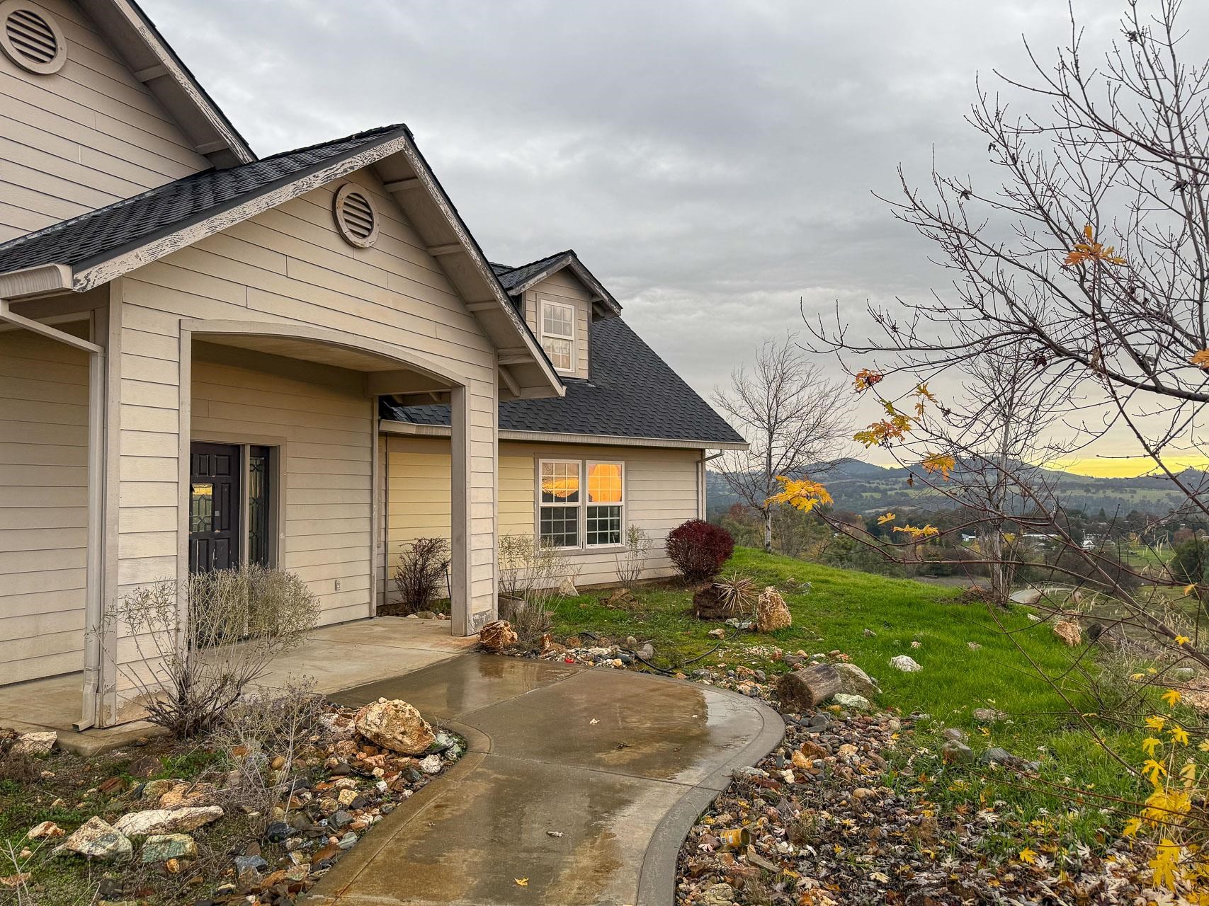 Detail Gallery Image 2 of 31 For 16446 Stamp Mill Loop, Jamestown,  CA 95327-9283 - 5 Beds | 3/4 Baths