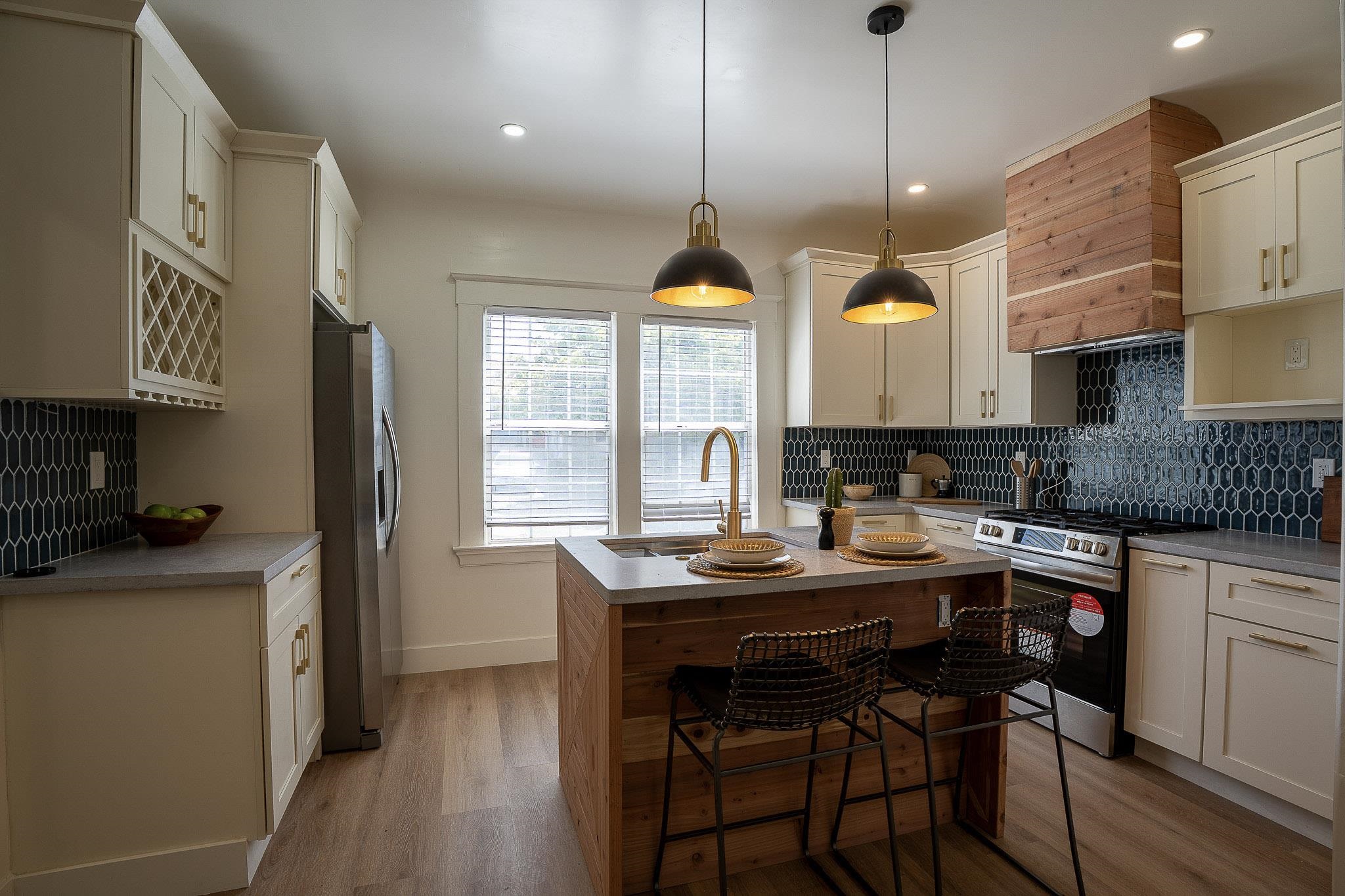 Detail Gallery Image 12 of 47 For 3708 Lyon Ave, Oakland,  CA 94601 - 2 Beds | 2 Baths