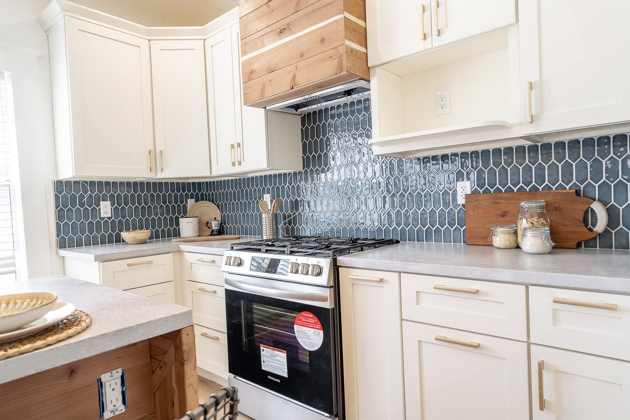 Detail Gallery Image 14 of 47 For 3708 Lyon Ave, Oakland,  CA 94601 - 2 Beds | 2 Baths