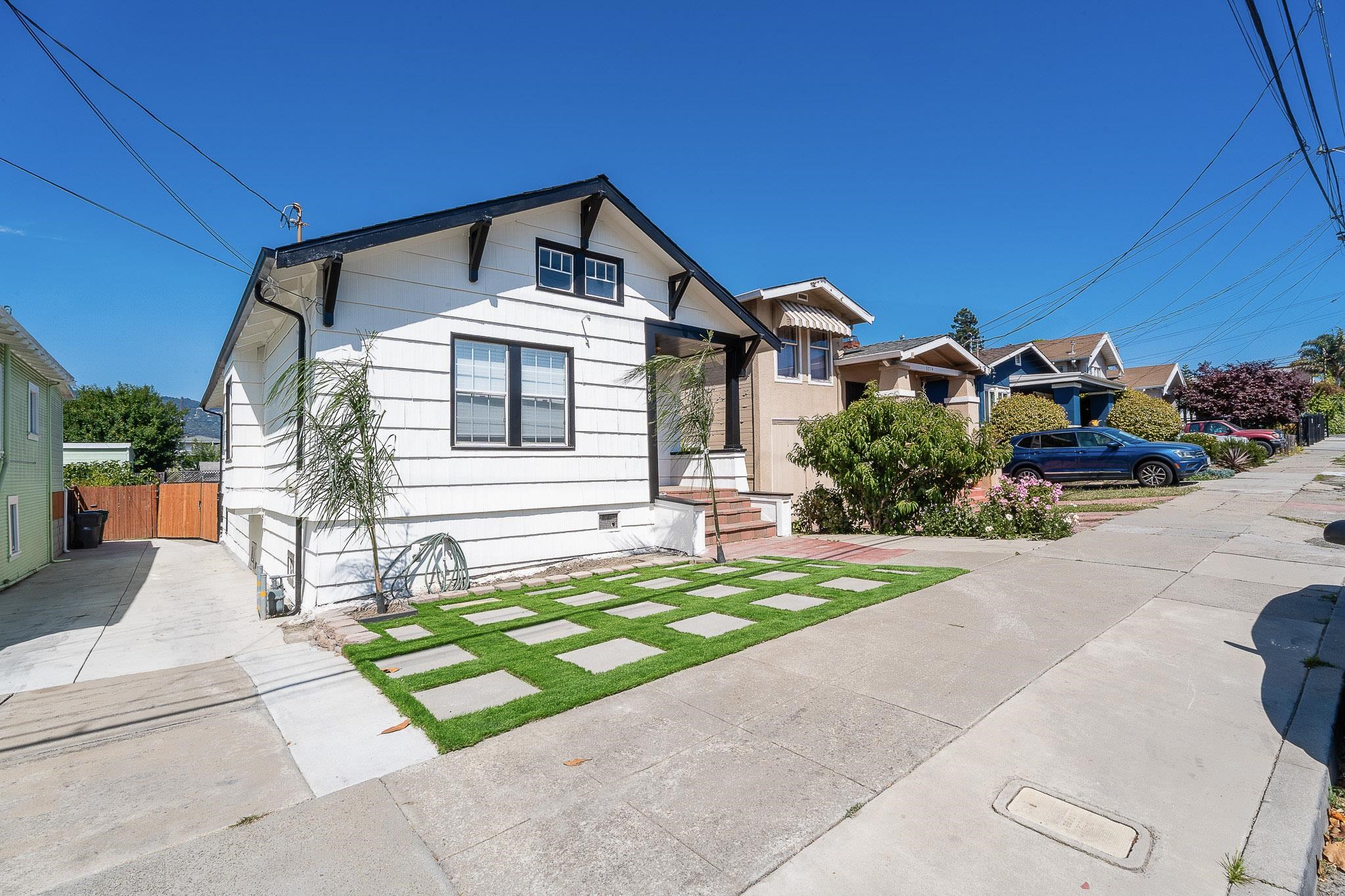 Detail Gallery Image 3 of 47 For 3708 Lyon Ave, Oakland,  CA 94601 - 2 Beds | 2 Baths