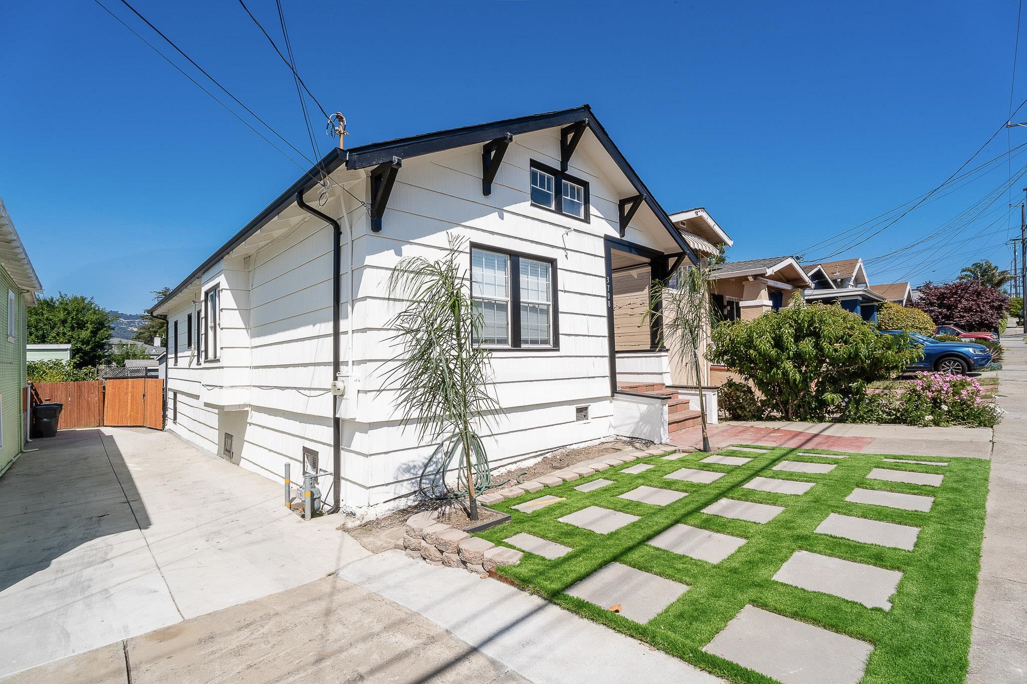 Detail Gallery Image 4 of 47 For 3708 Lyon Ave, Oakland,  CA 94601 - 2 Beds | 2 Baths