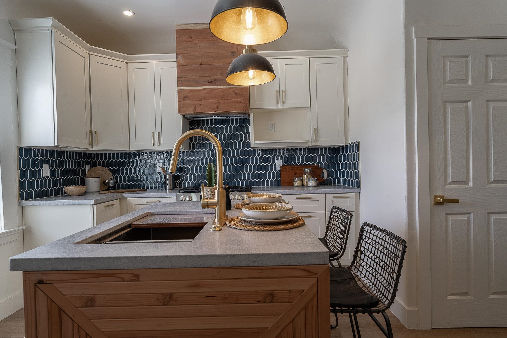 Detail Gallery Image 10 of 47 For 3708 Lyon Ave, Oakland,  CA 94601 - 2 Beds | 2 Baths