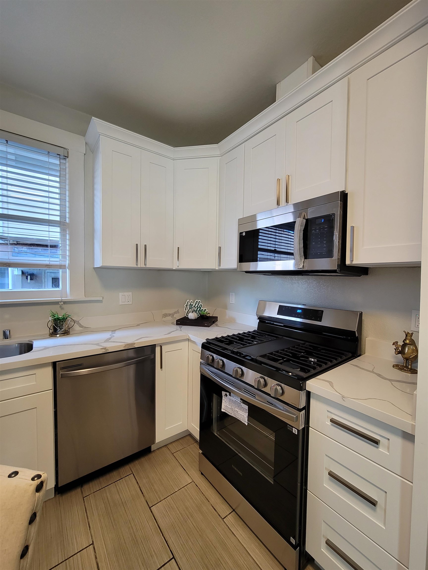 Detail Gallery Image 15 of 31 For 2016 38th Ave, Oakland,  CA 94601 - 3 Beds | 1 Baths