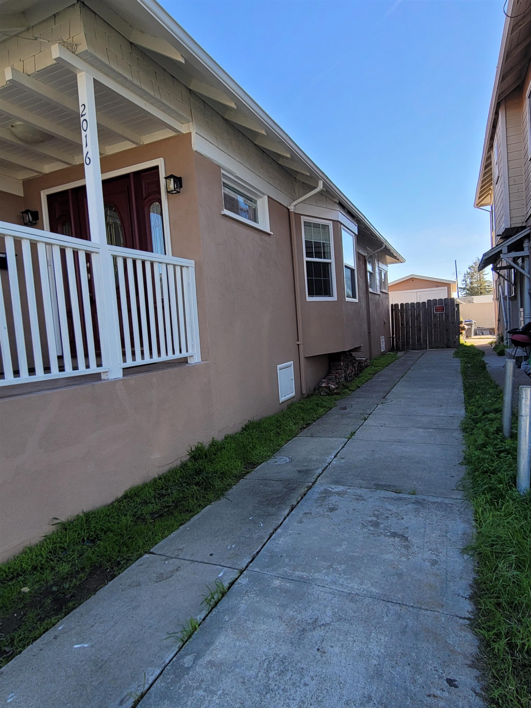 Detail Gallery Image 4 of 31 For 2016 38th Ave, Oakland,  CA 94601 - 3 Beds | 1 Baths