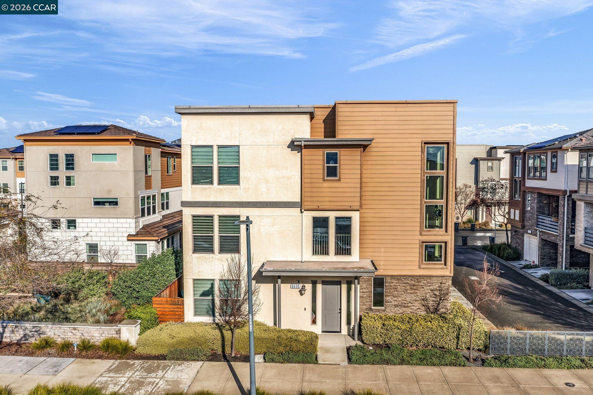 Detail Gallery Image 2 of 22 For 5535 Horizon Pkwy, Dublin,  CA 94568 - 4 Beds | 3/1 Baths