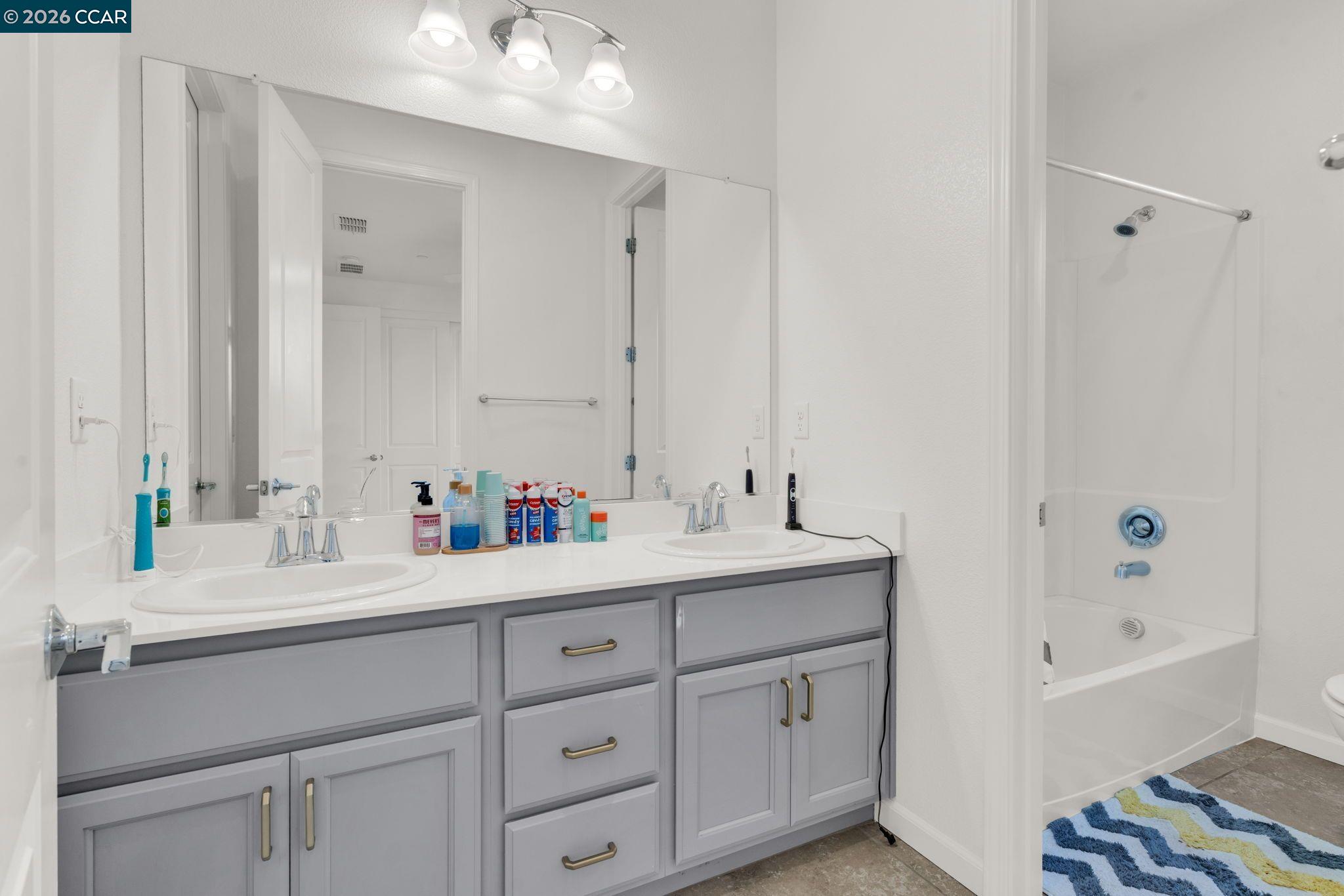 Detail Gallery Image 10 of 22 For 5535 Horizon Pkwy, Dublin,  CA 94568 - 4 Beds | 3/1 Baths