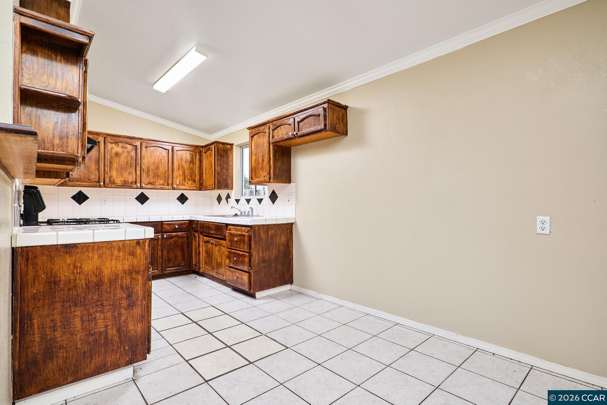 Detail Gallery Image 3 of 20 For 6628 Thomas Dr, North Highlands,  CA 95660 - 3 Beds | 2 Baths