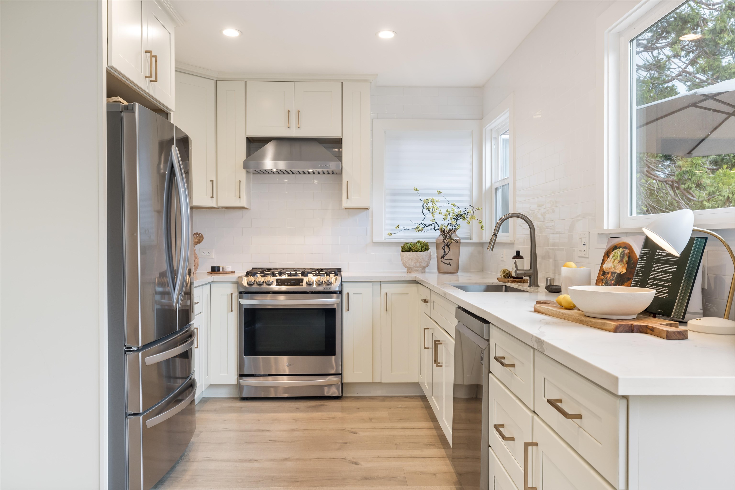 Detail Gallery Image 11 of 29 For 8040 Crest, Oakland,  CA 94605 - 3 Beds | 2 Baths