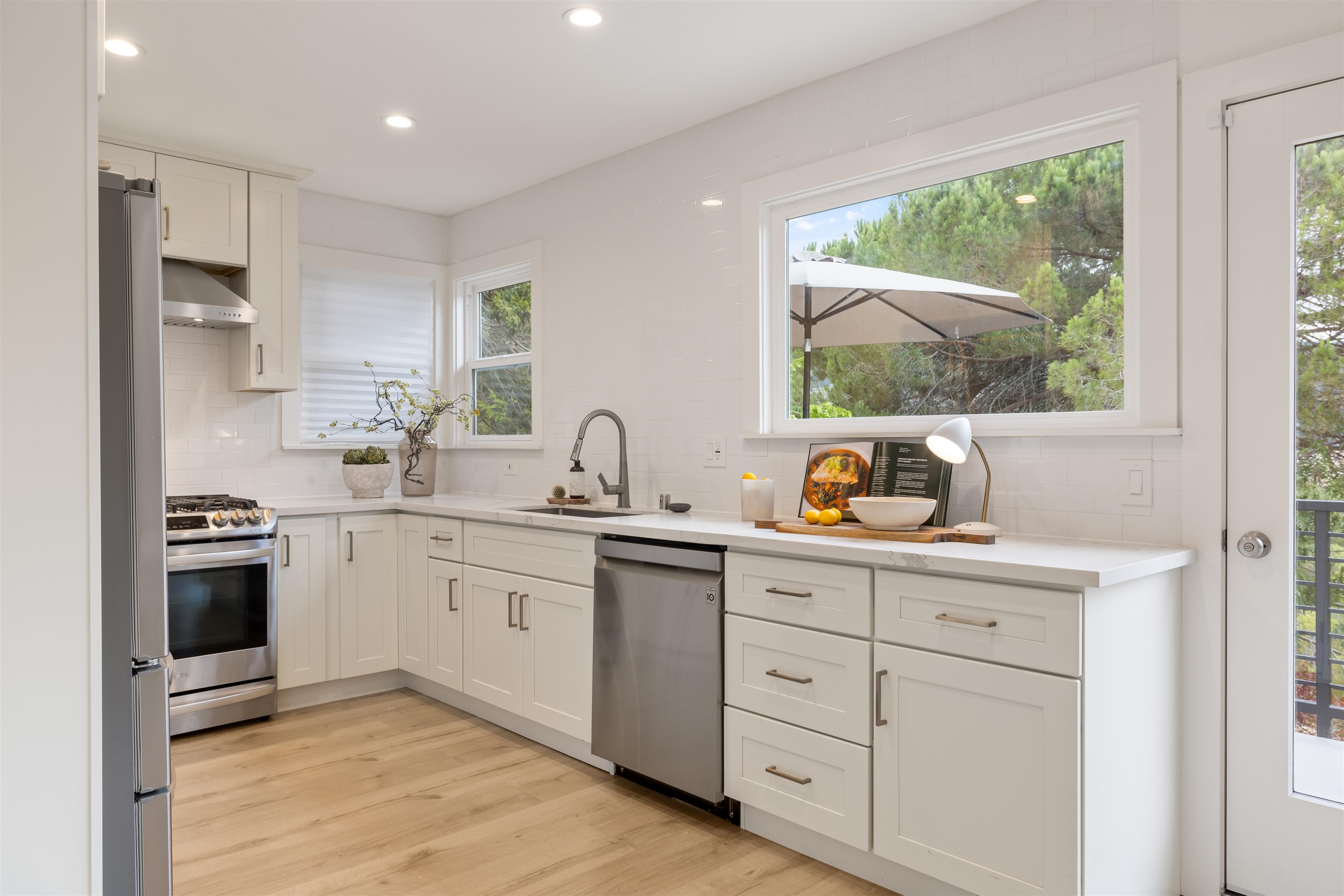 Detail Gallery Image 12 of 29 For 8040 Crest, Oakland,  CA 94605 - 3 Beds | 2 Baths