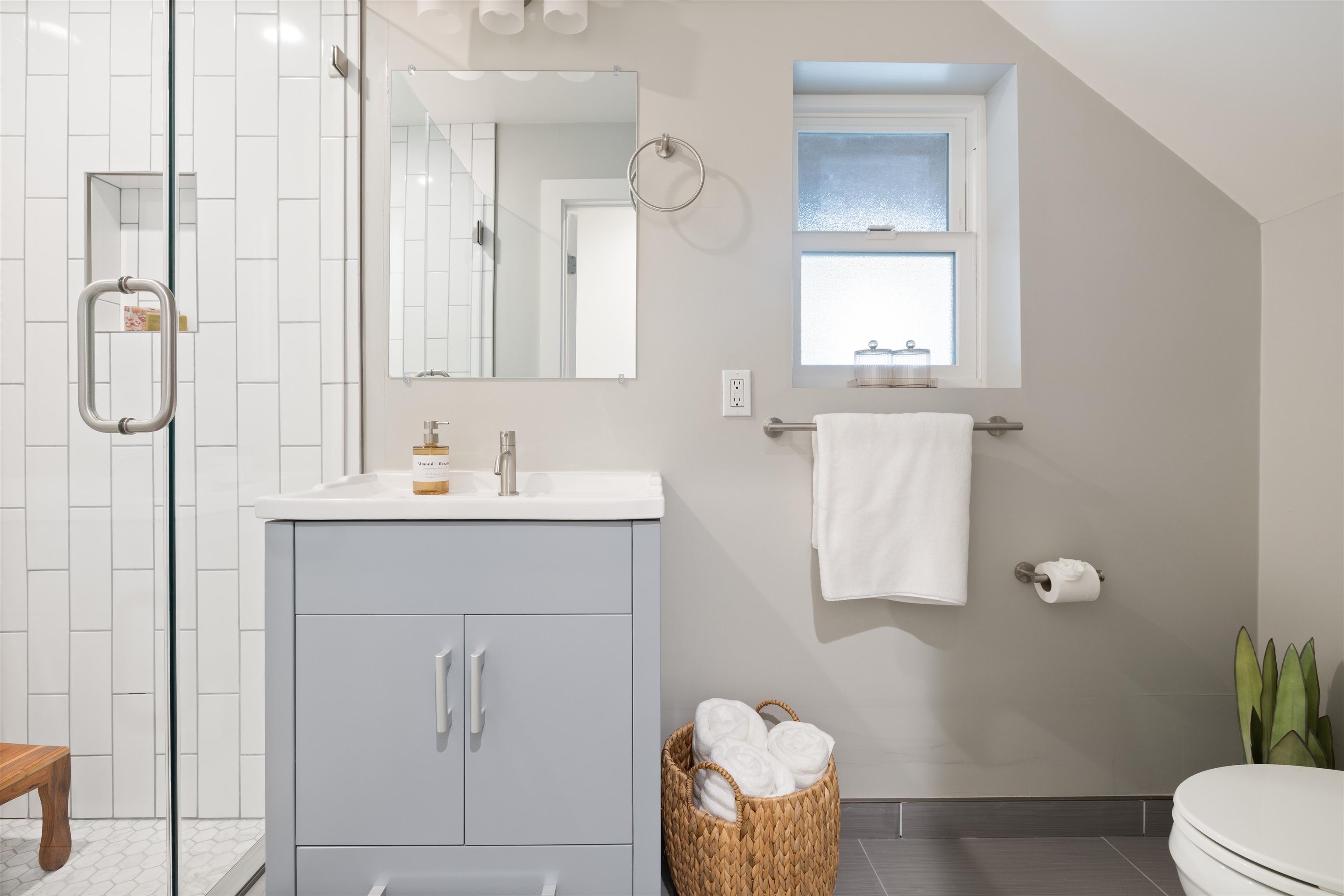 Detail Gallery Image 25 of 29 For 8040 Crest, Oakland,  CA 94605 - 3 Beds | 2 Baths