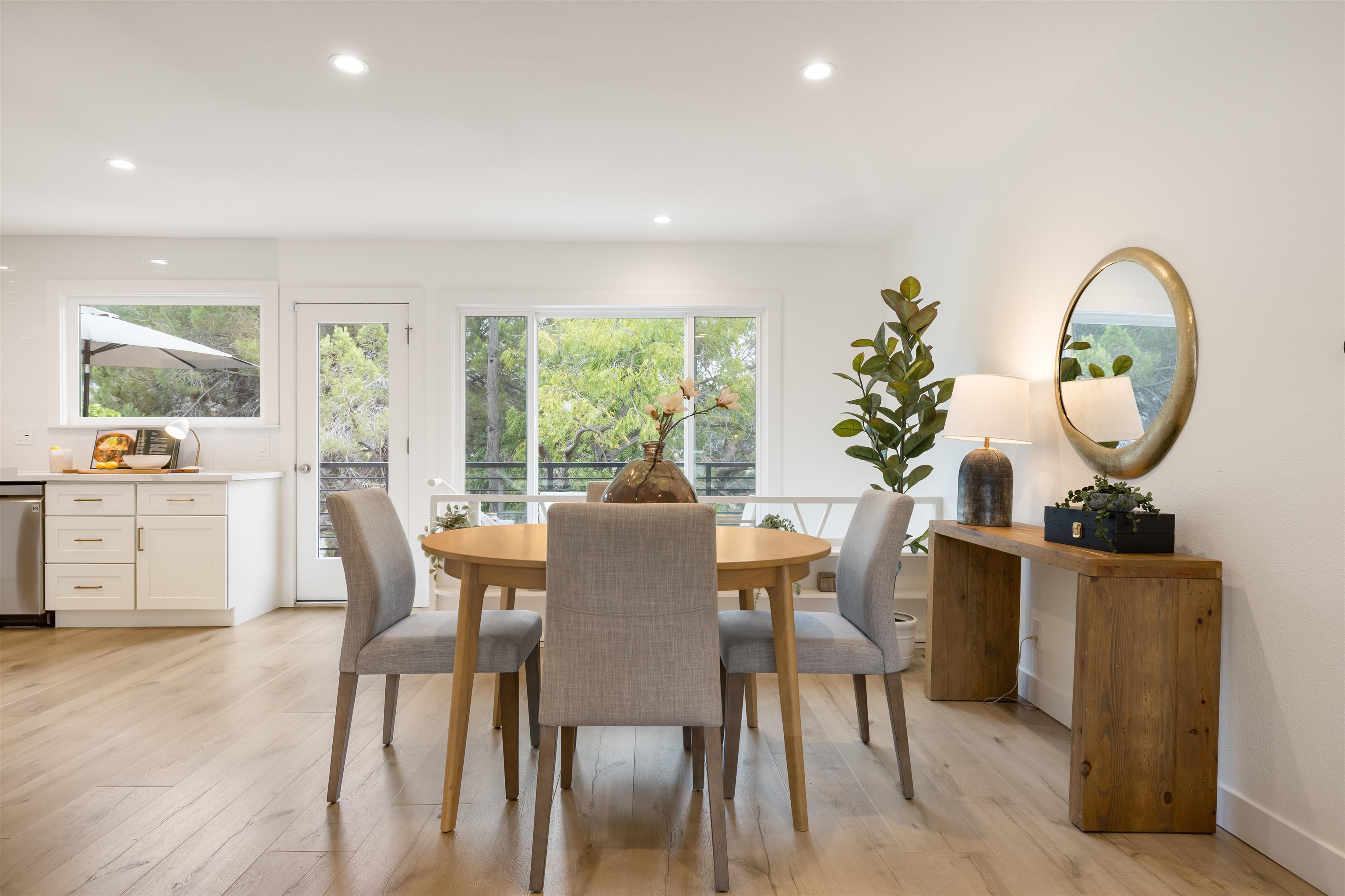 Detail Gallery Image 8 of 29 For 8040 Crest, Oakland,  CA 94605 - 3 Beds | 2 Baths