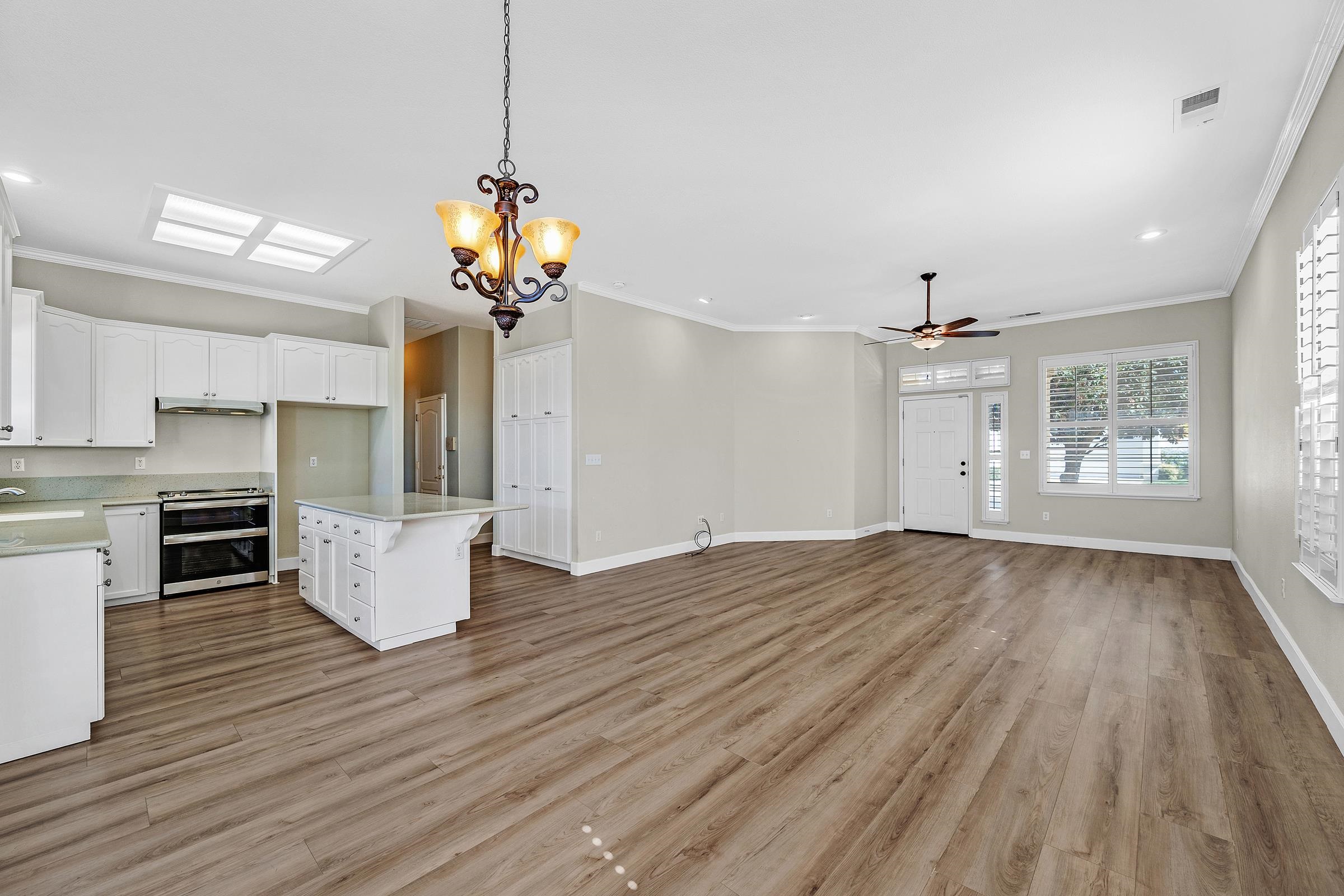 Detail Gallery Image 5 of 36 For 129 Little Johns Creek Dr, Oakdale,  CA 95361 - 2 Beds | 2 Baths