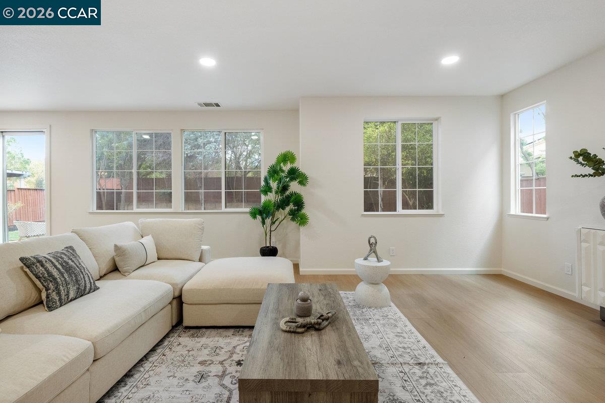 Detail Gallery Image 14 of 40 For 230 Wisteria Ln, Tracy,  CA 95377 - 4 Beds | 3 Baths